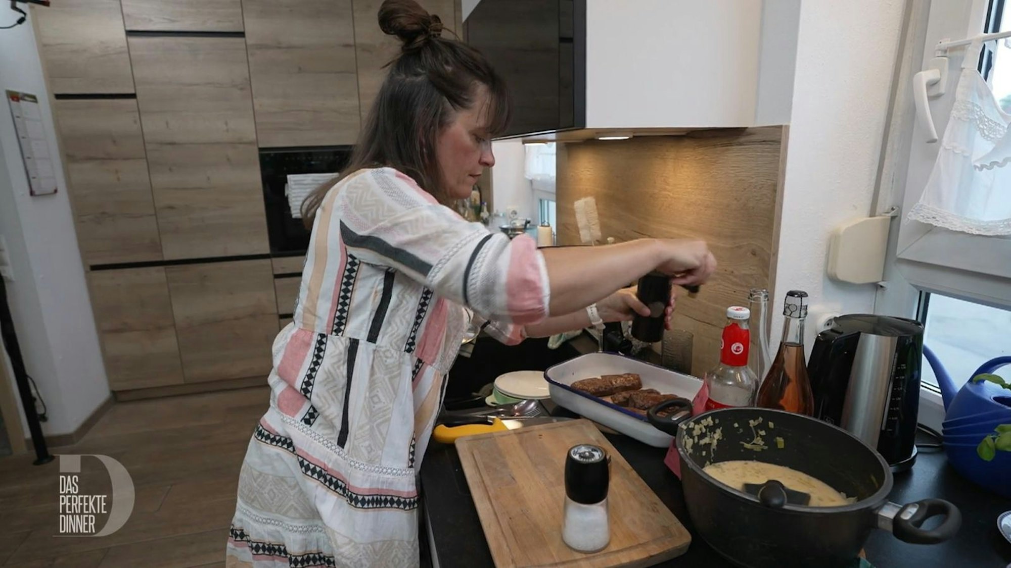 Hingebungsvoll würzt Carmen (44) ihr selbstgeschossenes Reh (Bild: RTL)