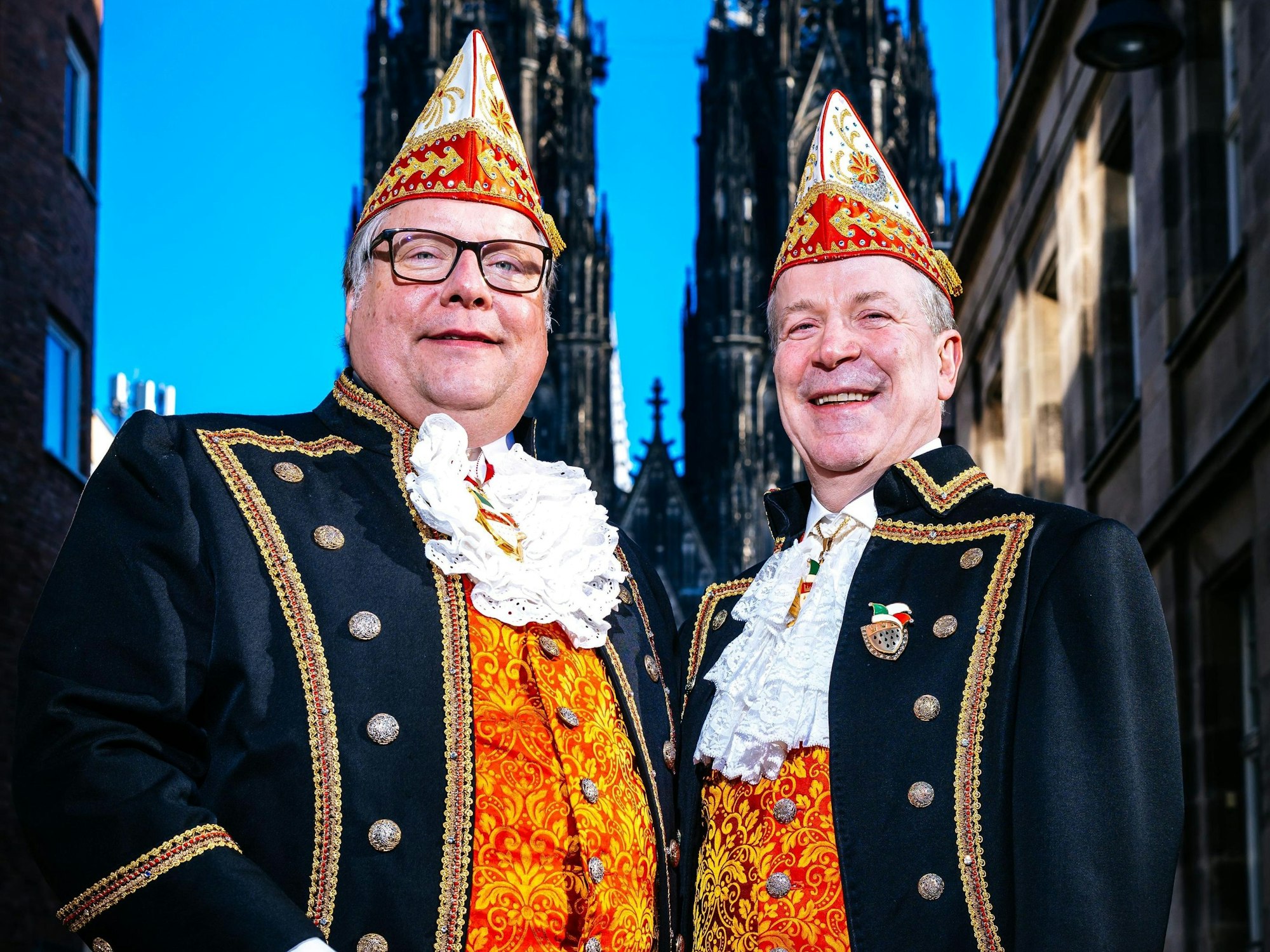 Christoph Kuckelkorn und Lutz Schade stehen vor dem Dom.