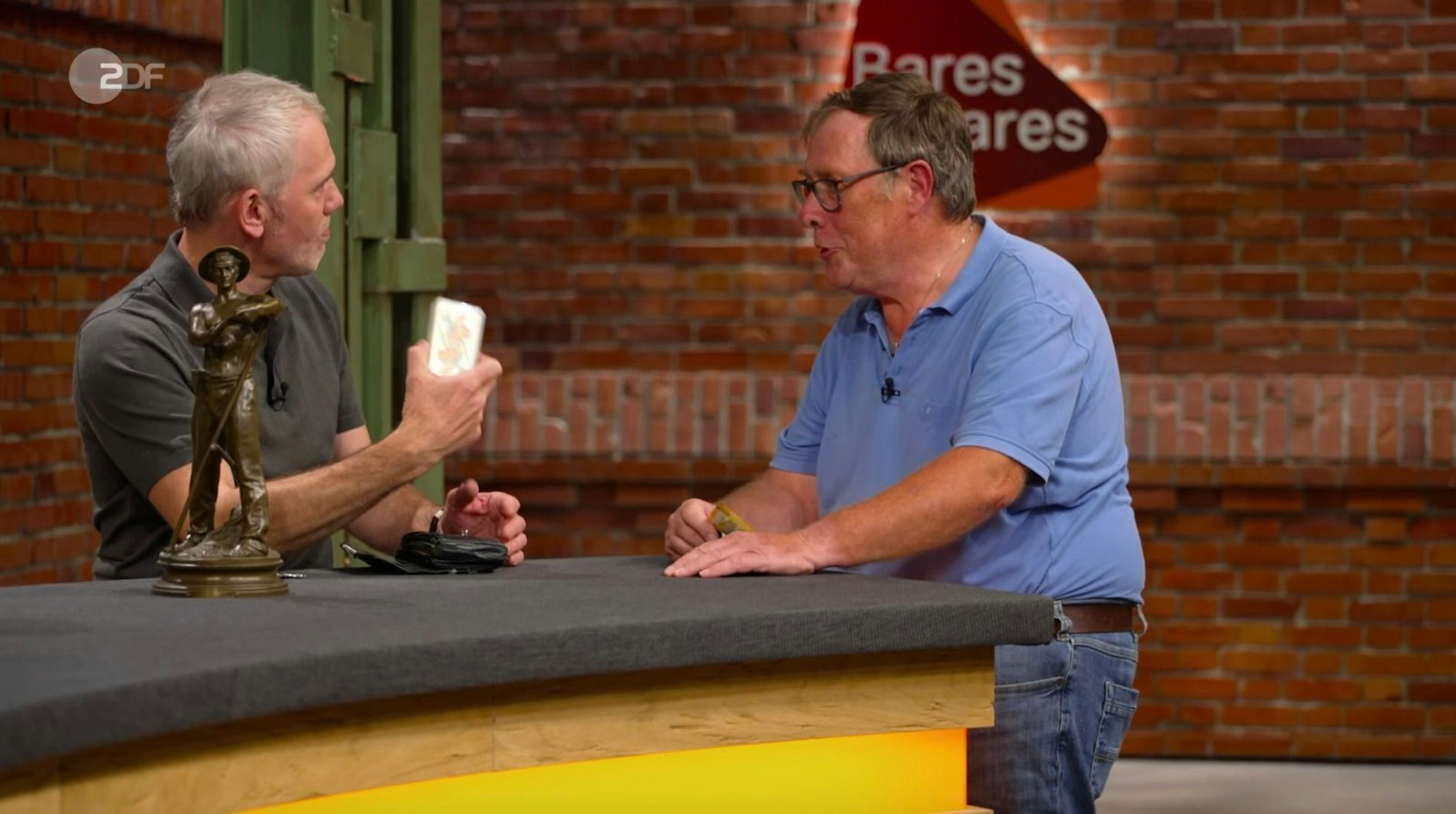 Expertin Friederike Werner schrieb eine schwere Bronze dem französischen Bildhauer Adrien Gaudez zu: Die „Faucheur“-Figur stammte aus dem späten 19. Jahrhundert. (Bild: ZDF)