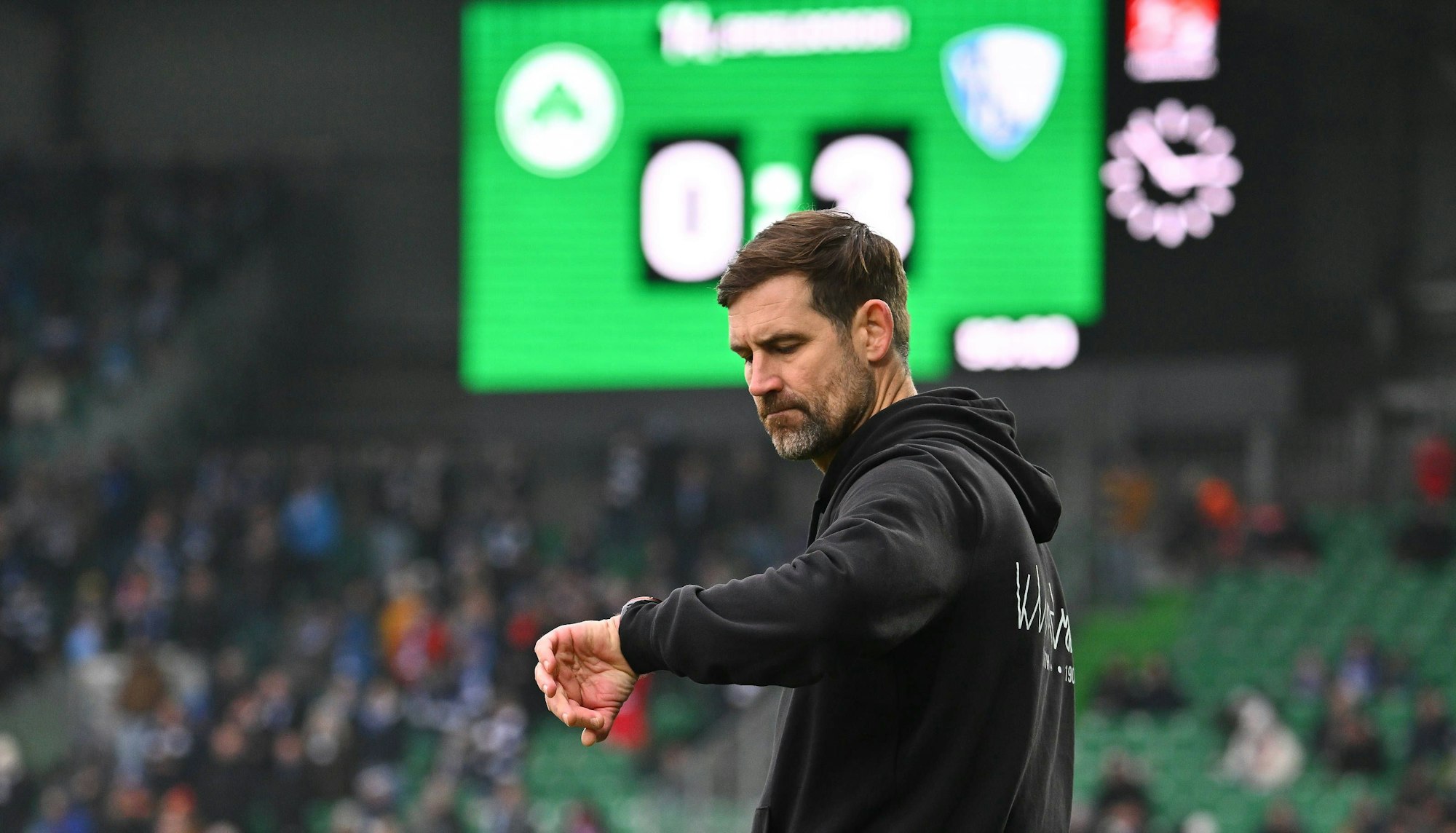 Thomas Kleine guckt auf seine Armbanduhr.