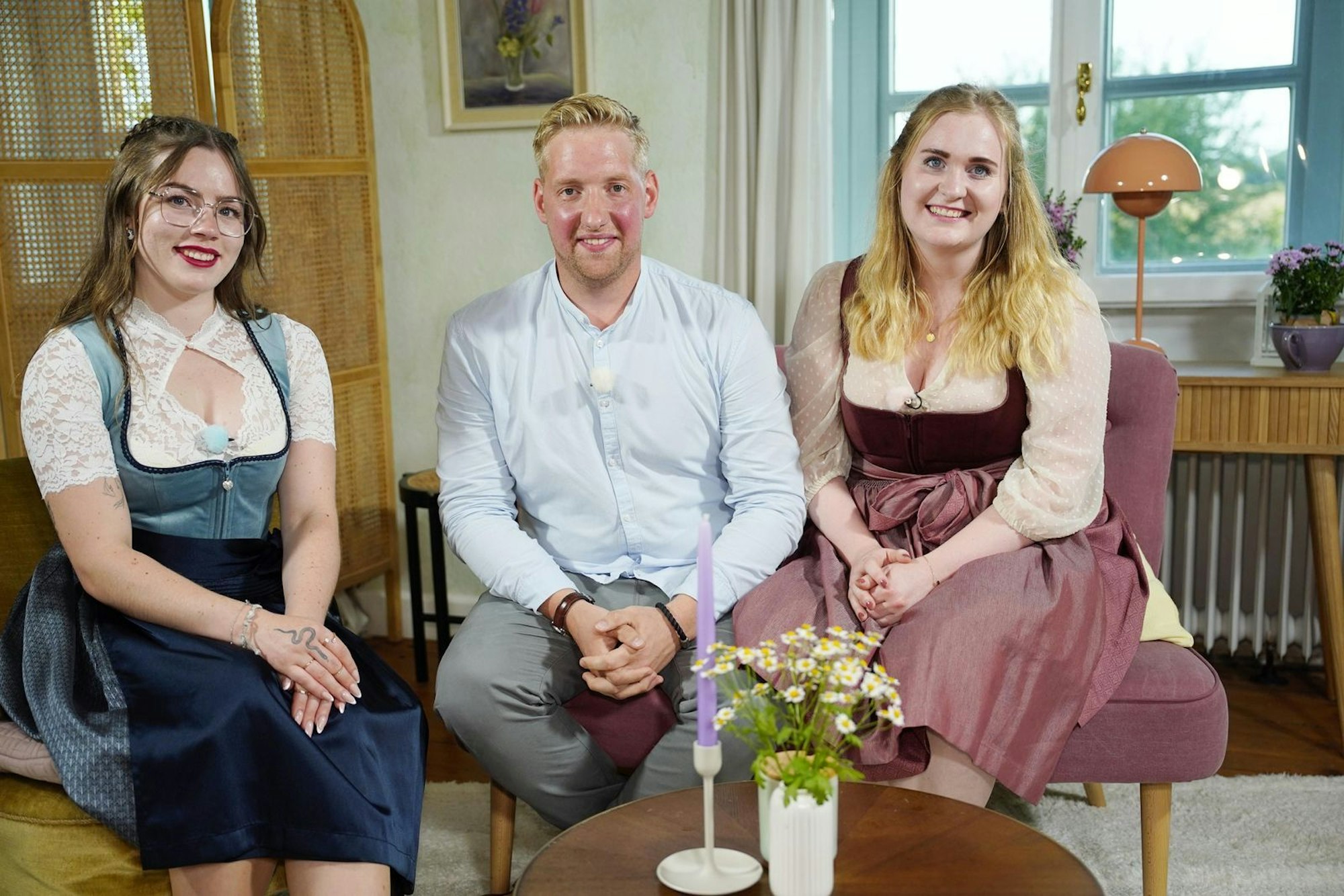 Jennifer (links) hat selbst ein Pferd. (Bild: RTL / Stefan Gregorowius)