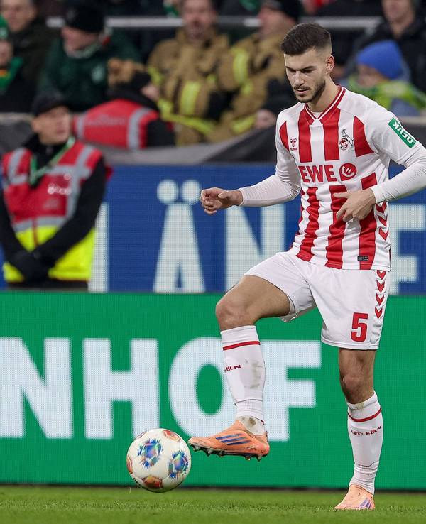 Tom Krauß nimmt den Ball an.