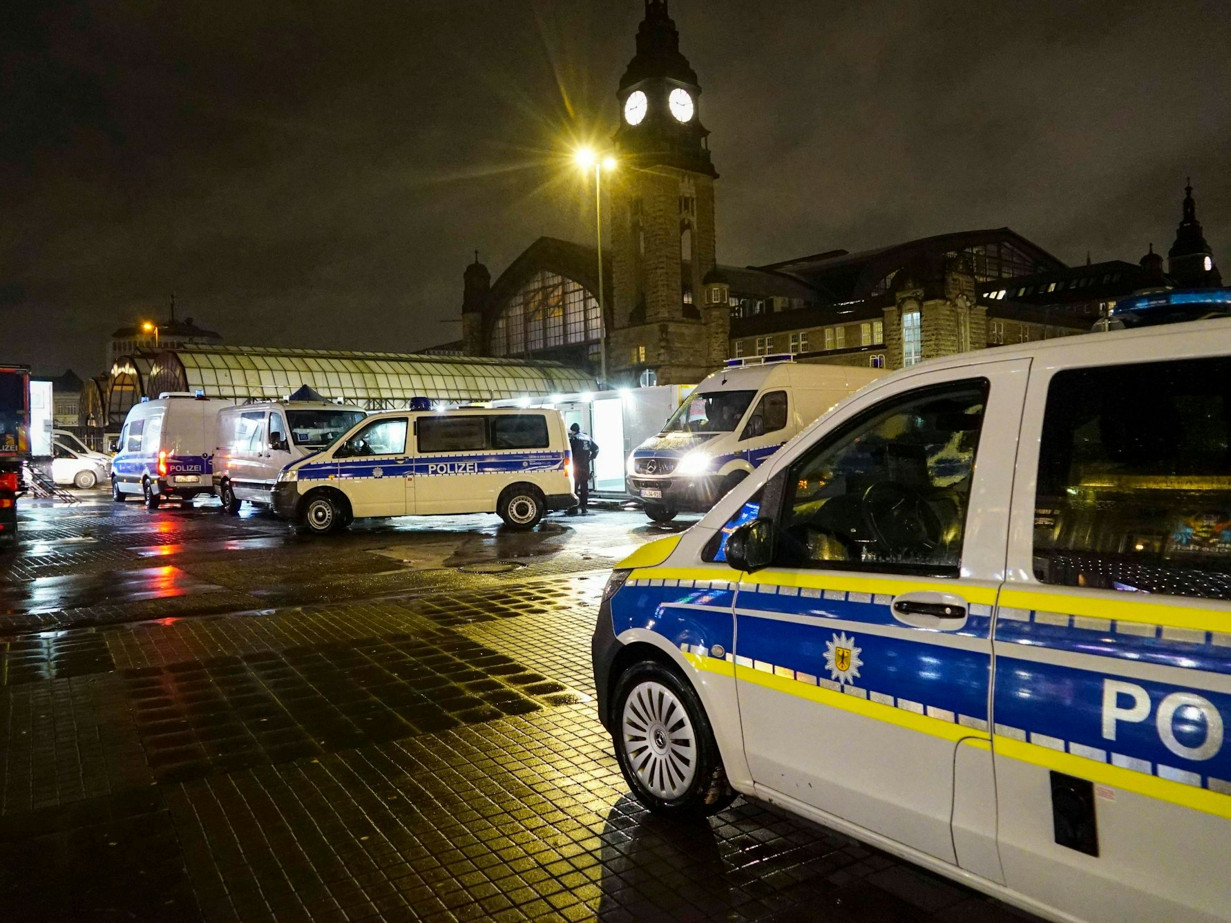 In einem Hamburger Lokal sollen laut Medienberichten Schüsse gefallen sein.