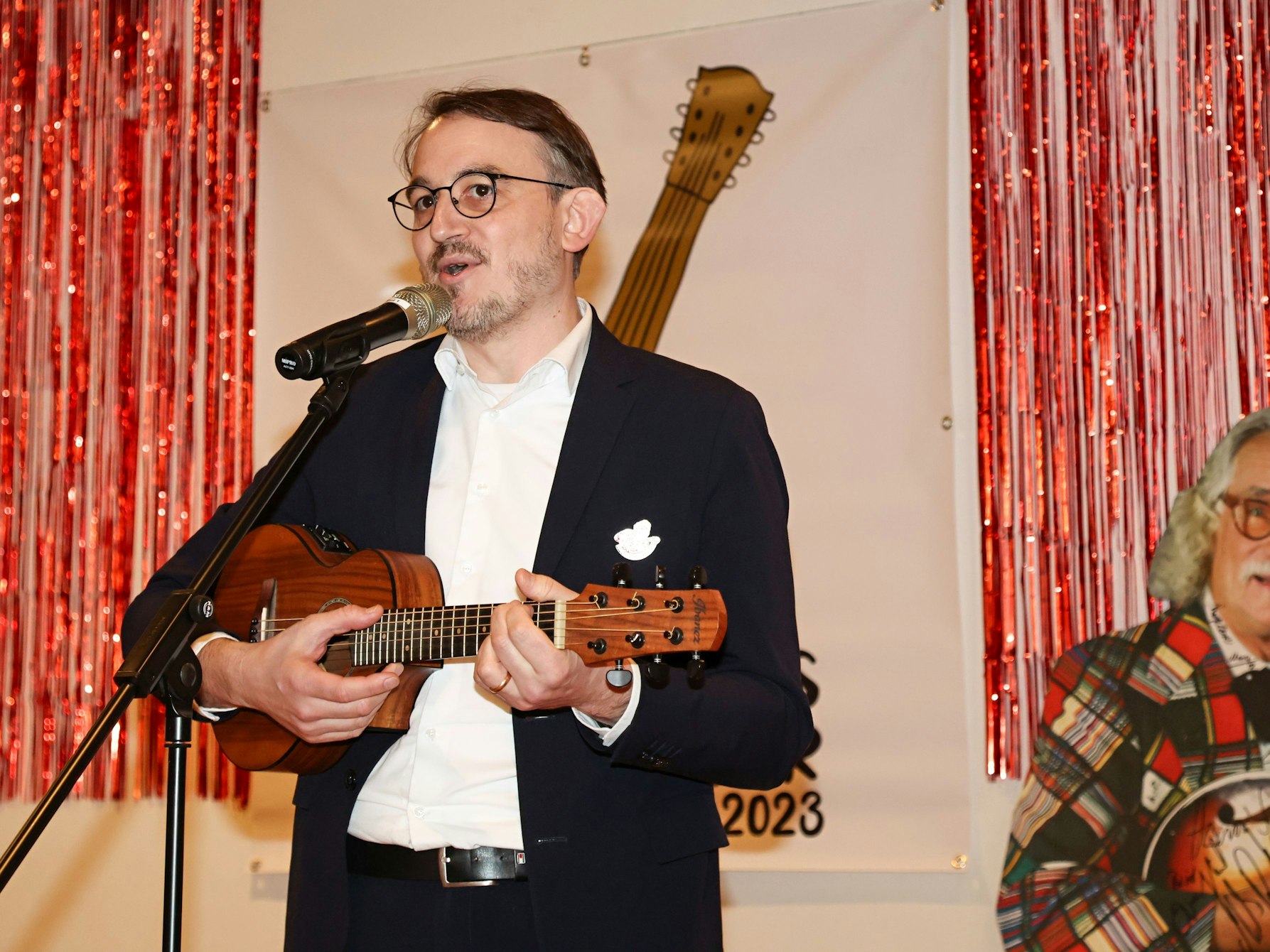 Fabian Rangol beim Auftritt auf der Bühne.