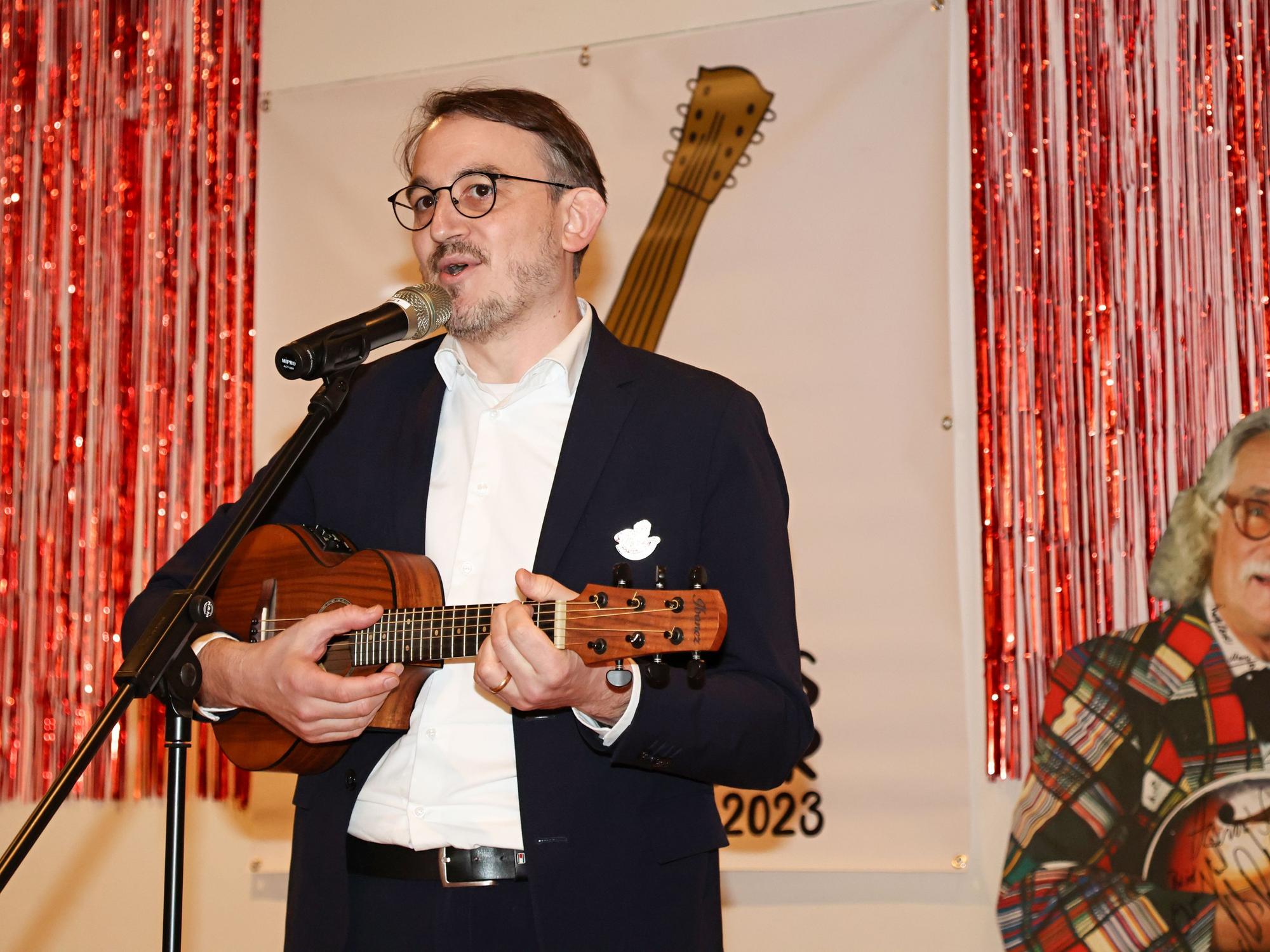 Fabian Rangol beim Auftritt auf der Bühne.
