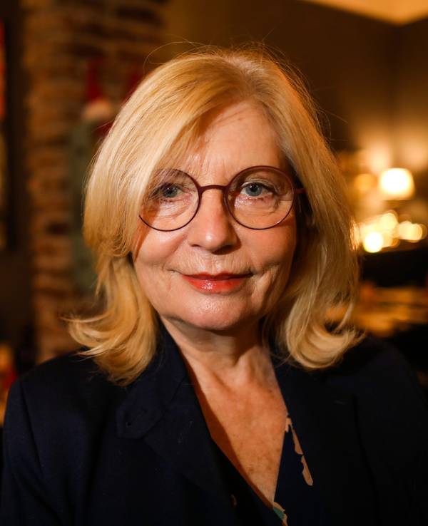 Sabine Postel lächelt in die Kamera.
