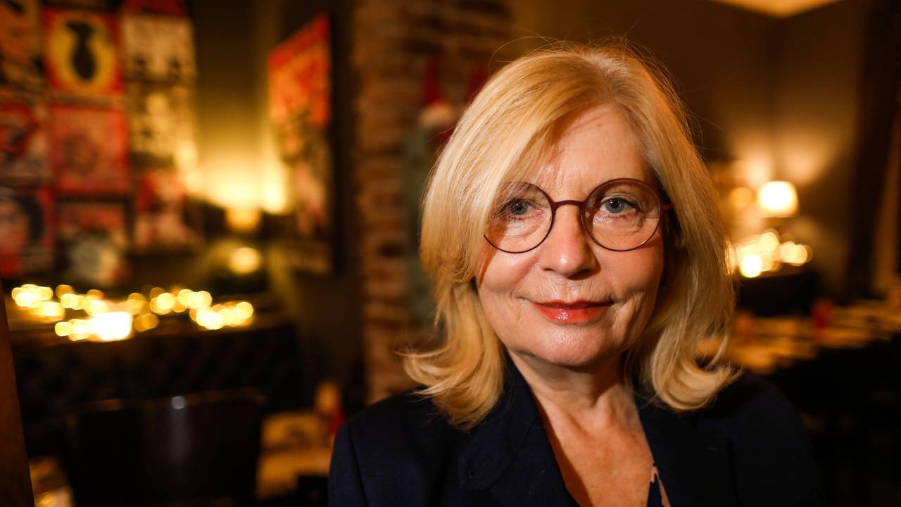 Sabine Postel lächelt in die Kamera.