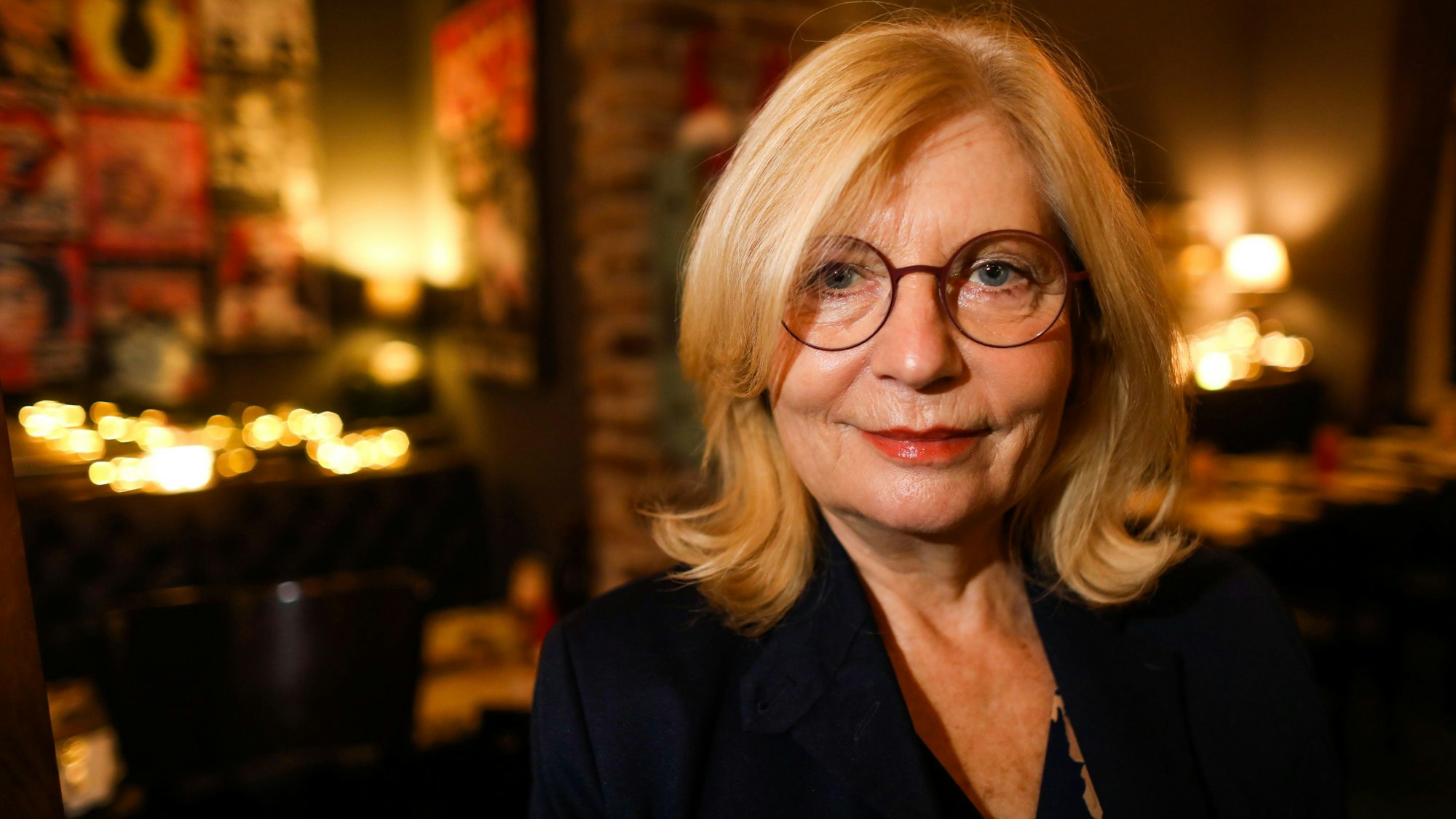 Sabine Postel lächelt in die Kamera.