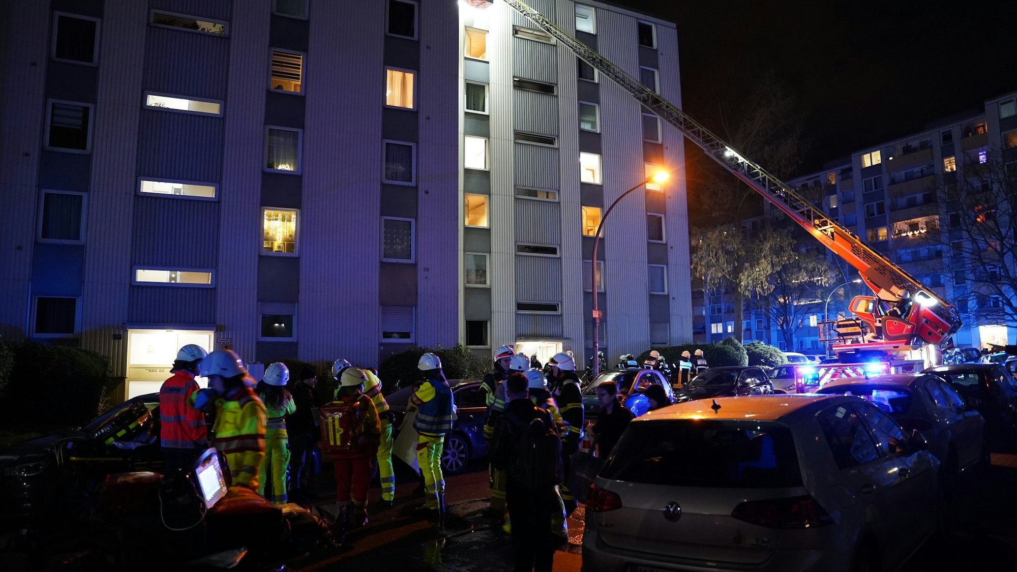 In Köln-Porz brannte eine Wohnung in einem Mehrfamilienhaus. Die Feuerwehr musste mehrere Personen über eine Drehleiter retten.