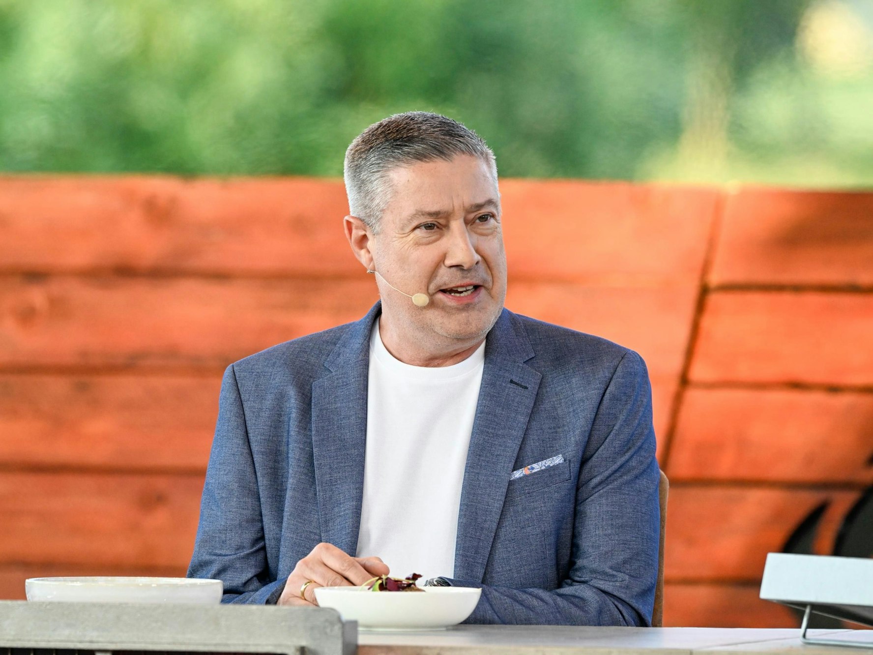 Joachim Llambi am Jurytisch von „Grill den Henssler“.