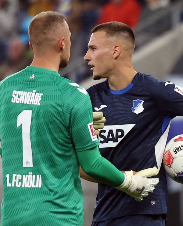 FC-Torhüter Marvin Schwäbe und Tim Lemperle der TSG 1899 Hoffenheim sprechen während der Bundesliga-Partie in Sinsheim.