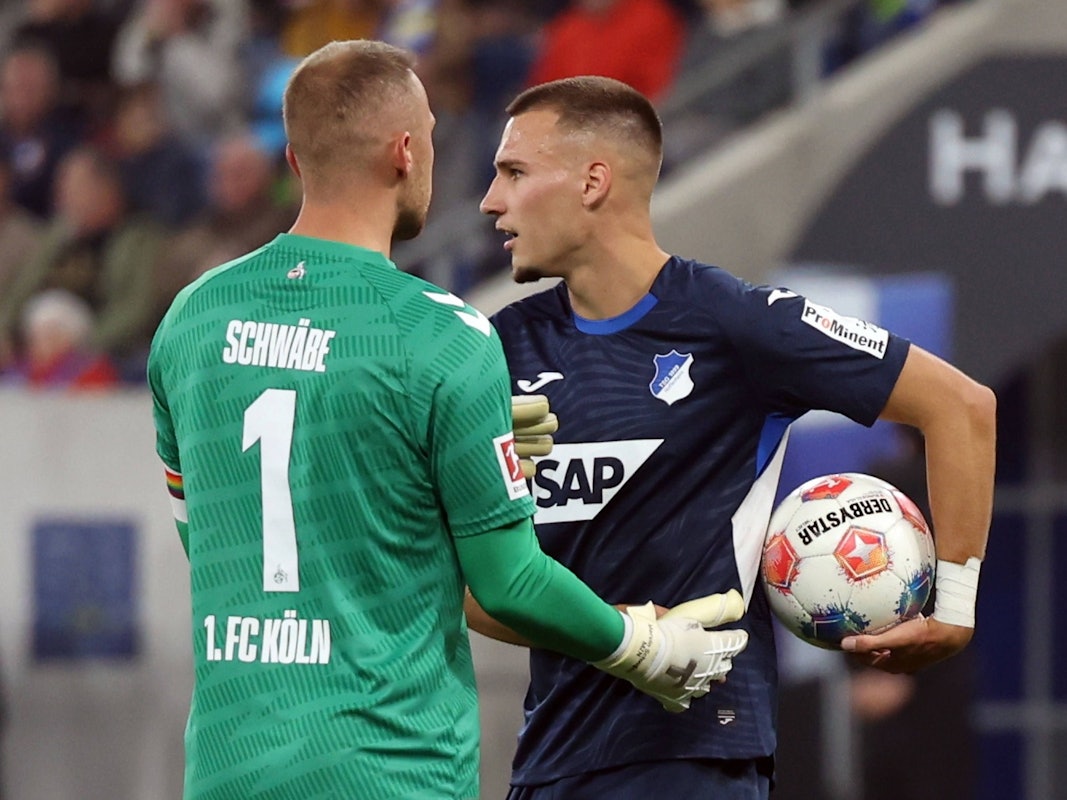 FC-Torhüter Marvin Schwäbe und Tim Lemperle der TSG 1899 Hoffenheim sprechen während der Bundesliga-Partie in Sinsheim.