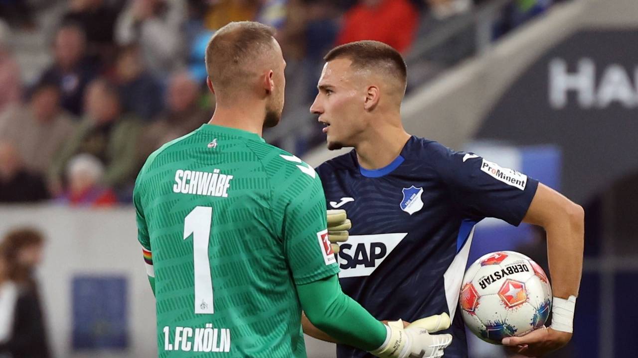 FC-Torhüter Marvin Schwäbe und Tim Lemperle der TSG 1899 Hoffenheim sprechen während der Bundesliga-Partie in Sinsheim.
