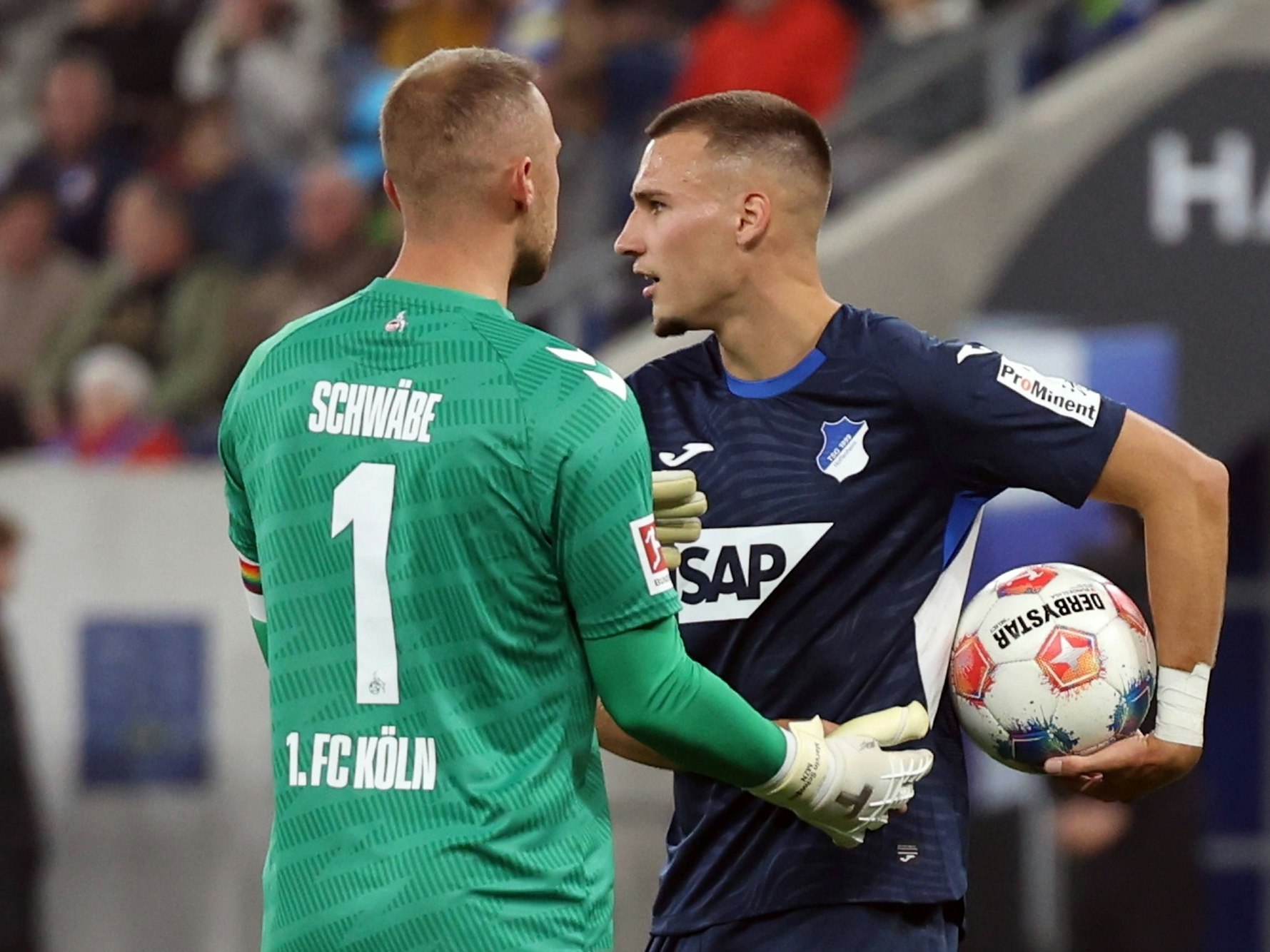 Tim Lemperle und Marvin Schwäbe rangeln um den Ball.