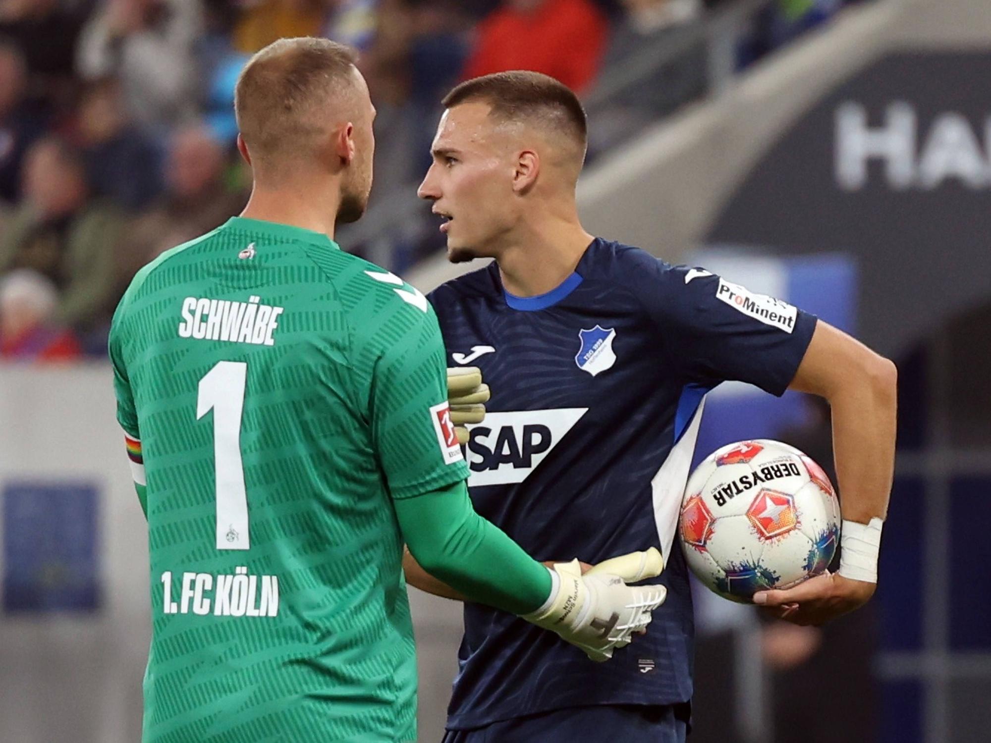 FC-Torhüter Marvin Schwäbe und Tim Lemperle der TSG 1899 Hoffenheim sprechen während der Bundesliga-Partie in Sinsheim.
