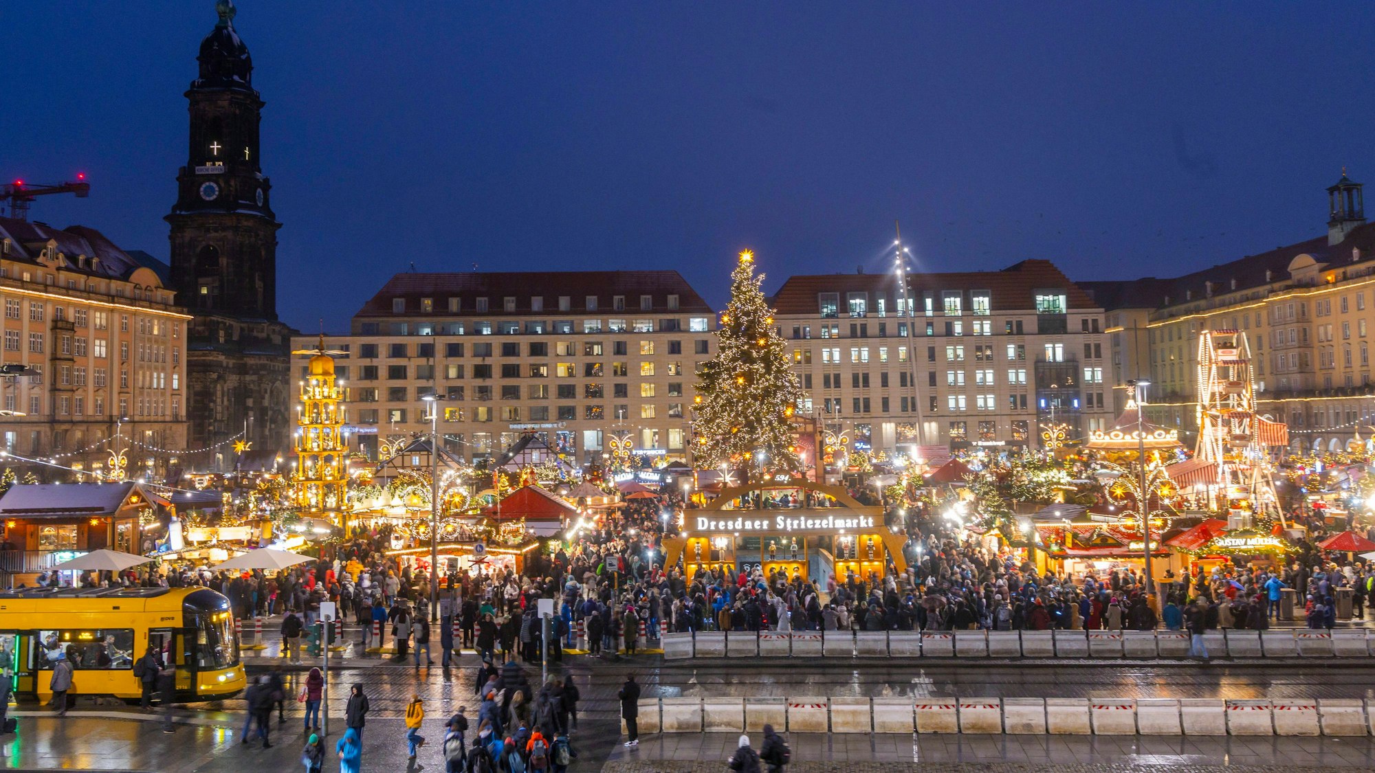 Blick auf den Dresdner Striezelmarkt.