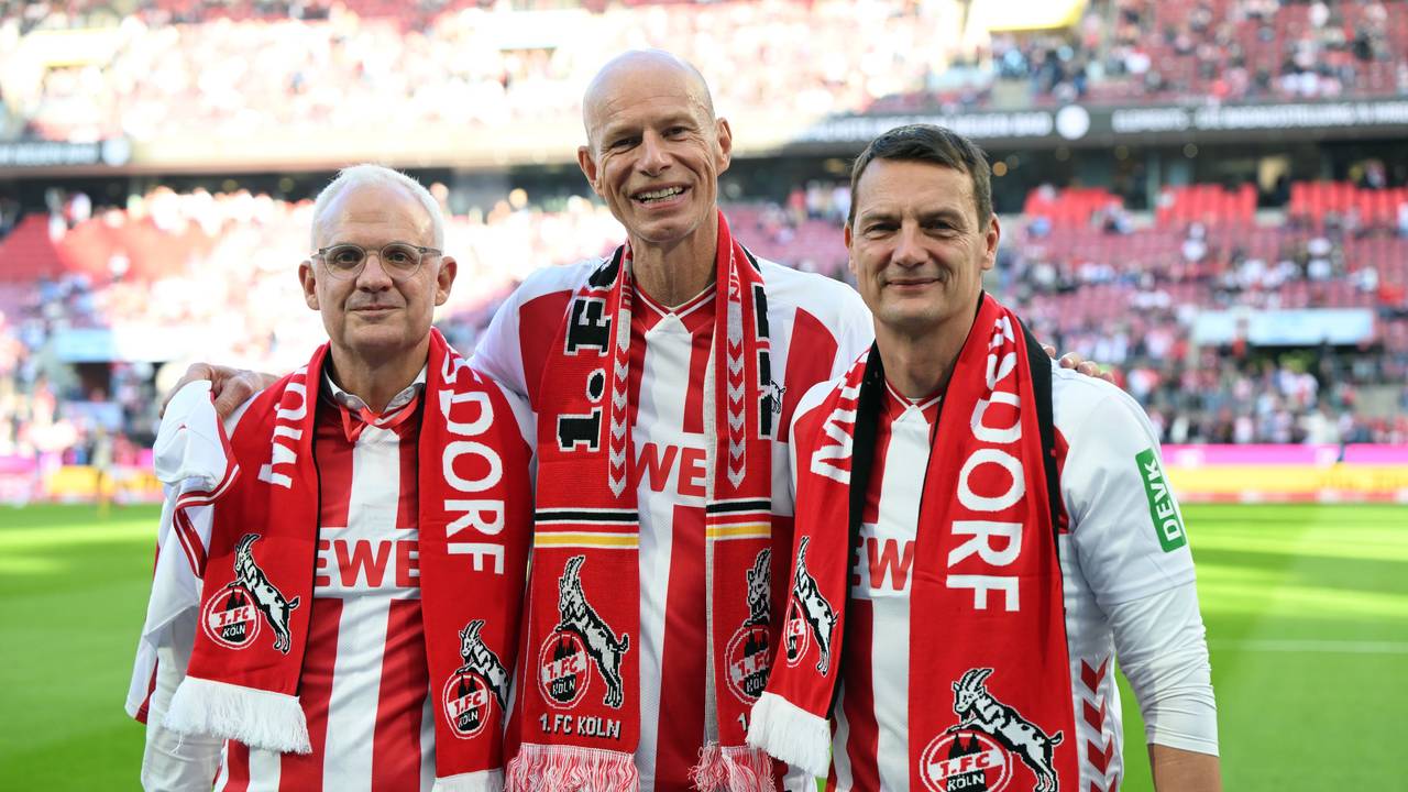 Der neue Vorstand des FC Köln bestehend aus Jörn Stobbe (M), Präsident, Jörg Alvermann (l), Vizepräsident, und Ulf Sobek (r), Vizepräsident, steht am Spielfeldrand.