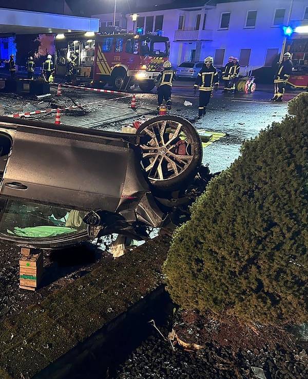 Ein Auto liegt in Olsberg auf dem Dach. Der Wagen kam von der Fahrbahn ab und fuhr durch das Schaufenster eines Modegeschäftes.