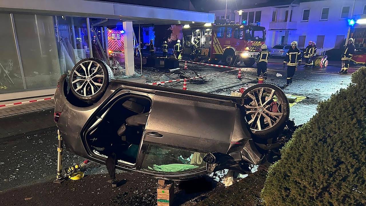 Ein Auto liegt in Olsberg auf dem Dach. Der Wagen kam von der Fahrbahn ab und fuhr durch das Schaufenster eines Modegeschäftes.