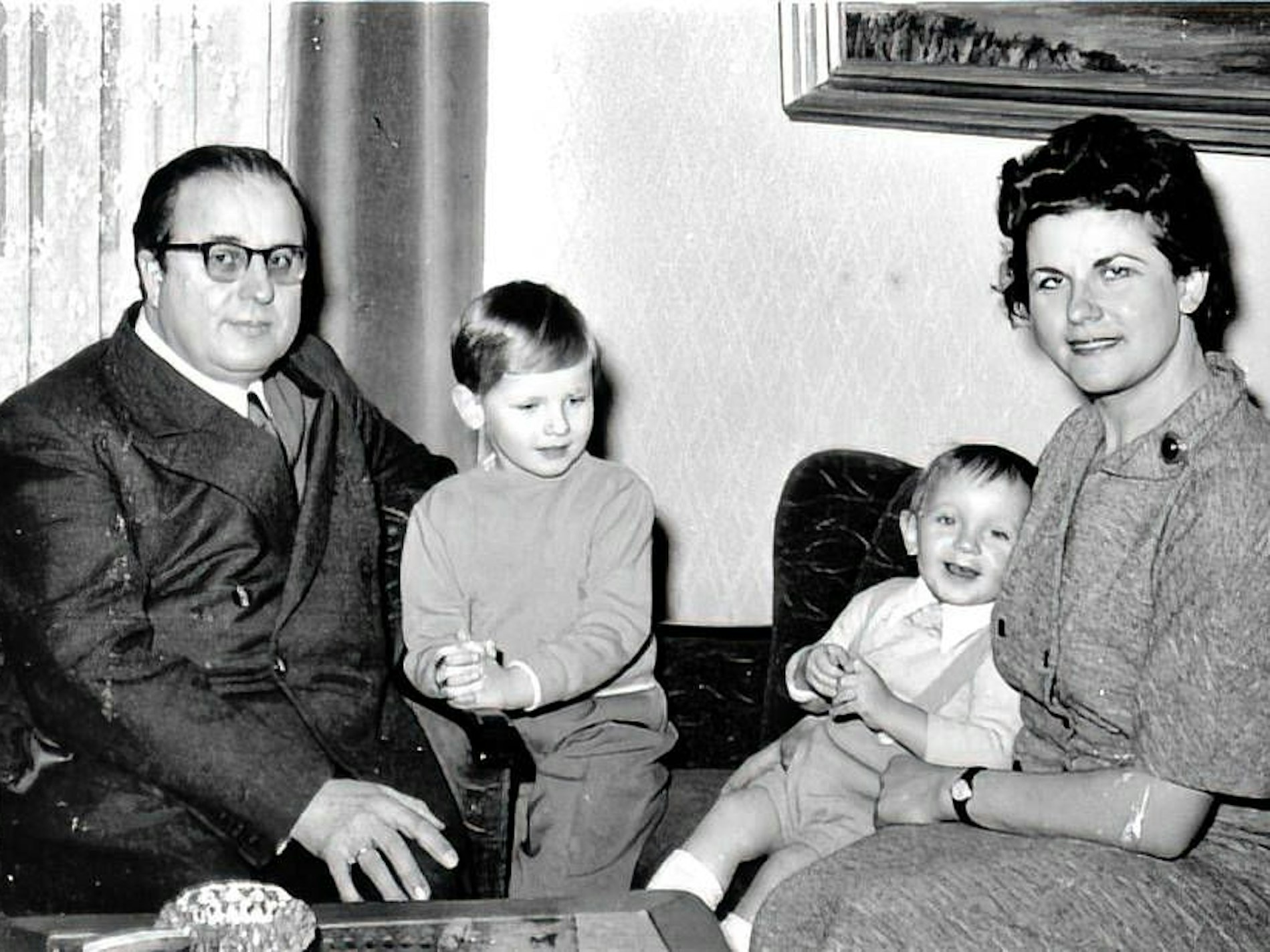 Thomas Gottschalk mit seinem Bruder Christoph, Vater Hans und Mutter Rutila Anfang der 60er Jahre.