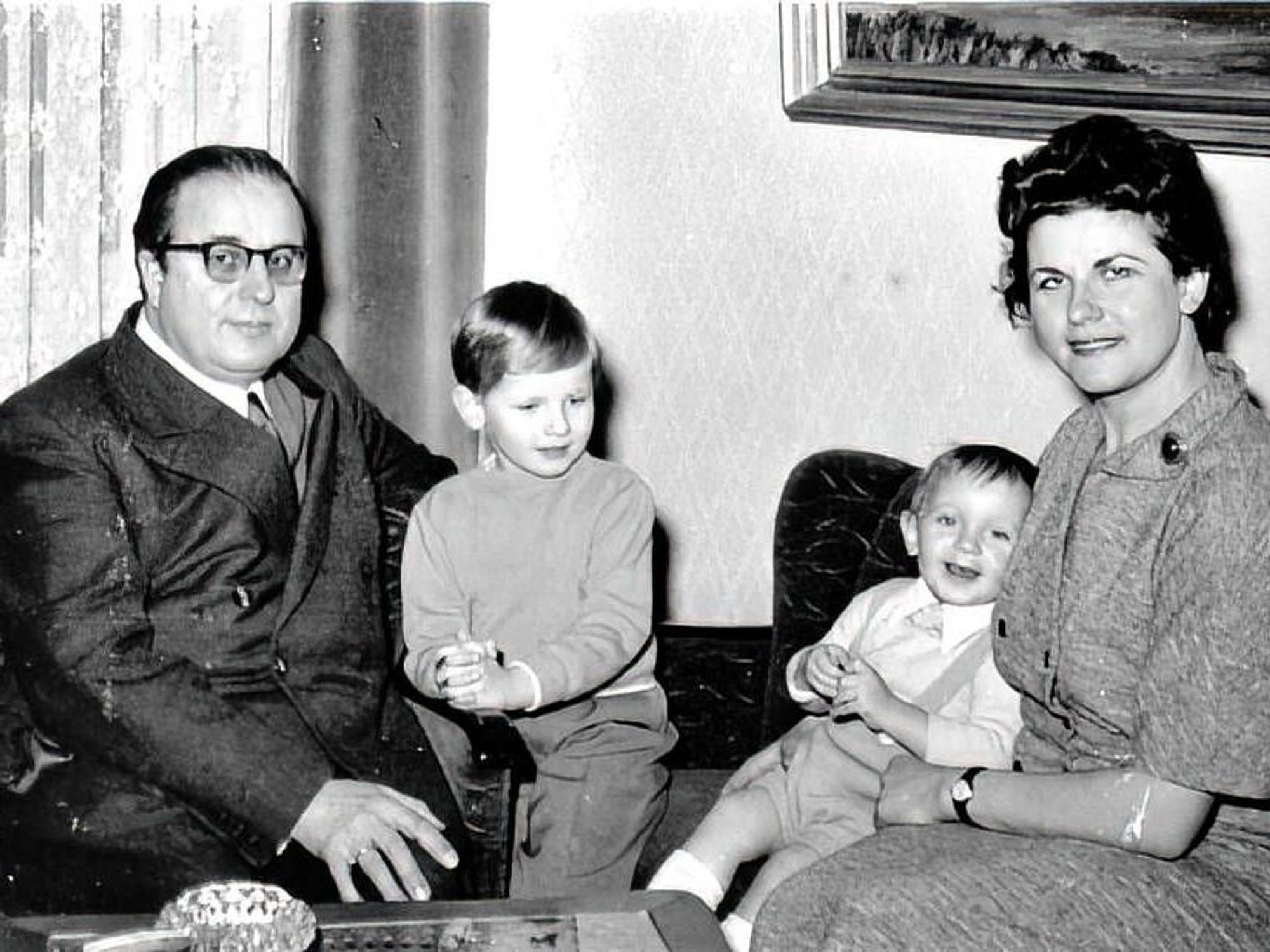 Thomas Gottschalk mit seinem Bruder Christoph, Vater Hans und Mutter Rutila Anfang der 60er Jahre.