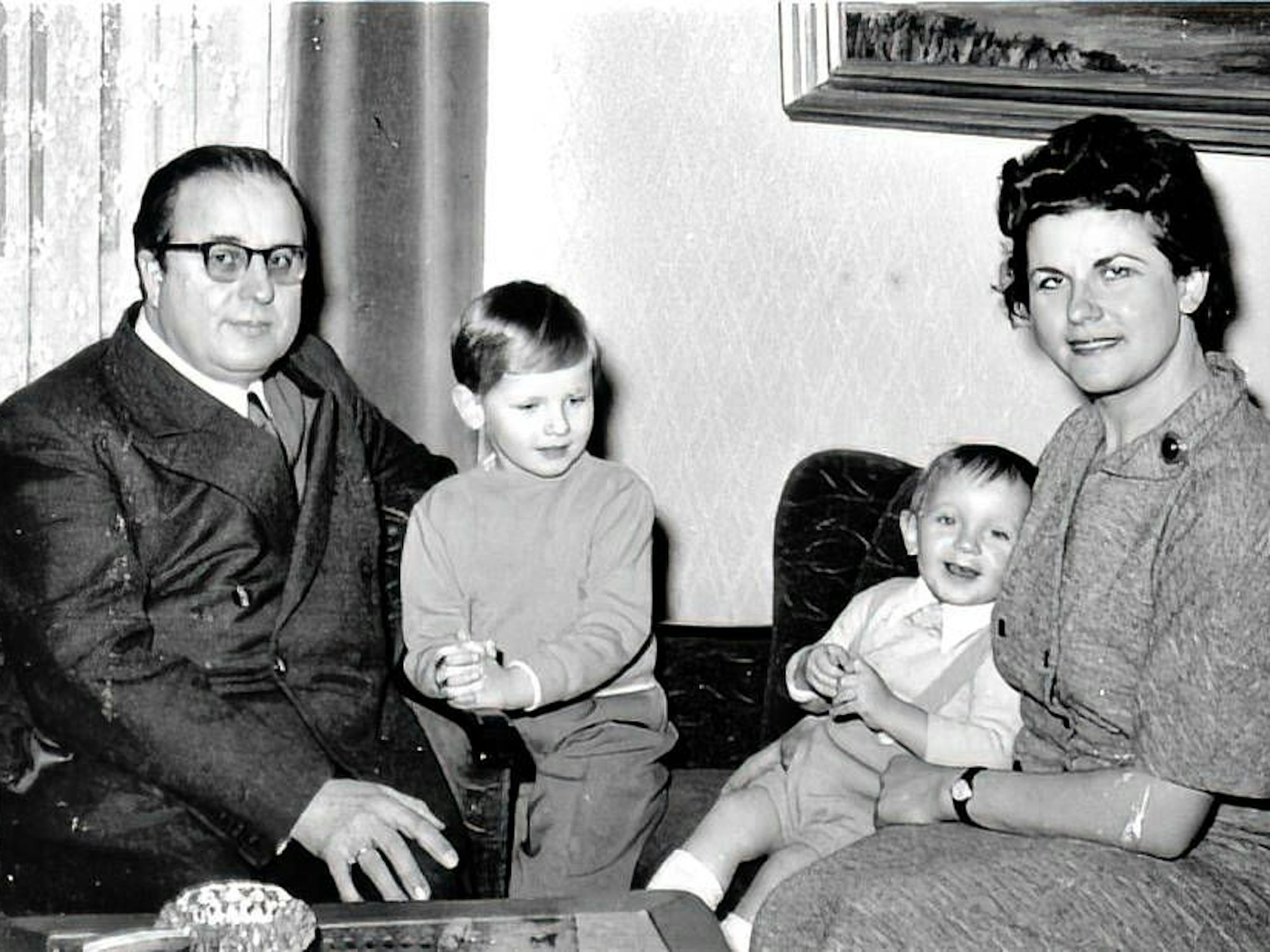 Thomas Gottschalk mit seinem Bruder Christoph, Vater Hans und Mutter Rutila Anfang der 60er Jahre.