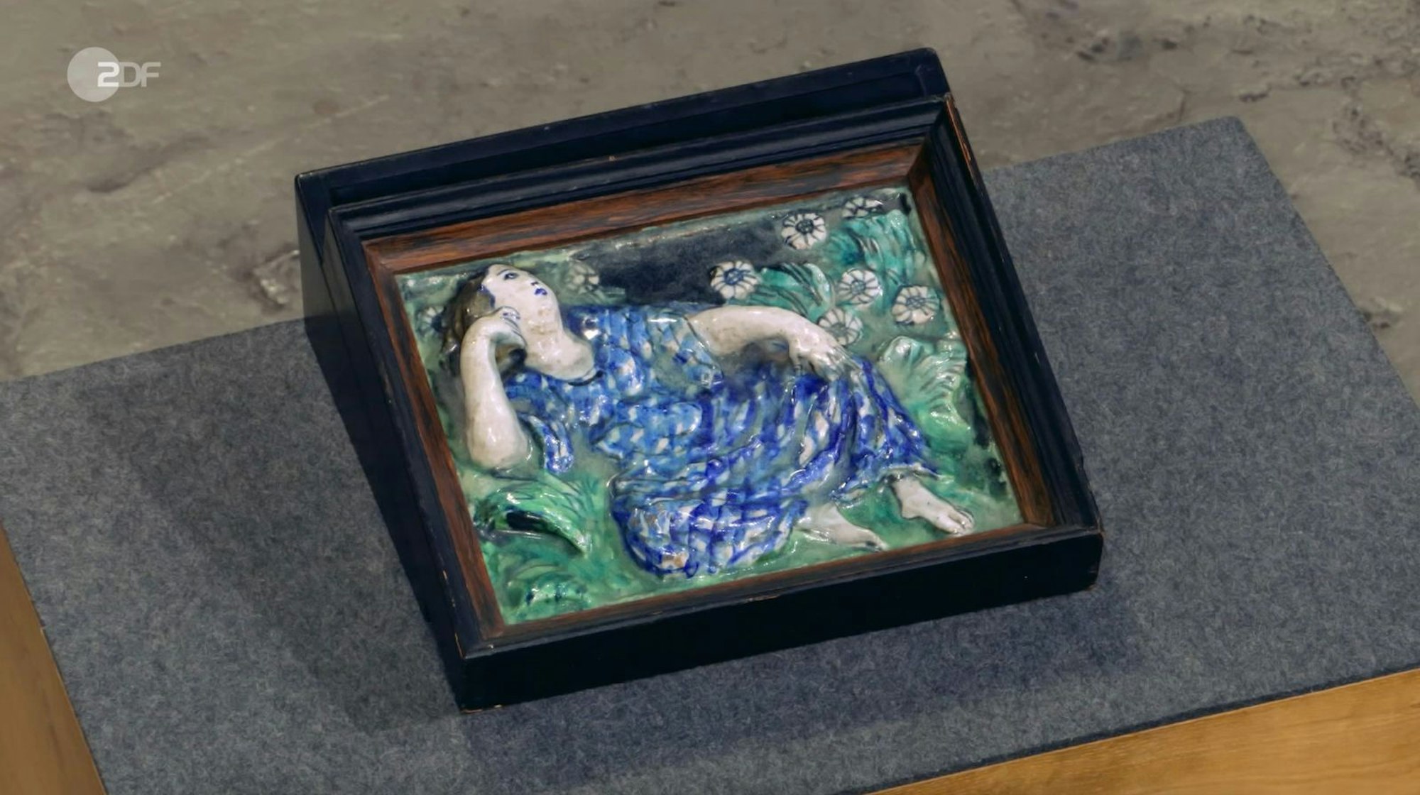 Als weiteres Objekt der Sendung wurde ein Keramikbild von Expertin Friederike Werner in den 1910er bis 1920er Jahren datiert.
(Bild: ZDF)