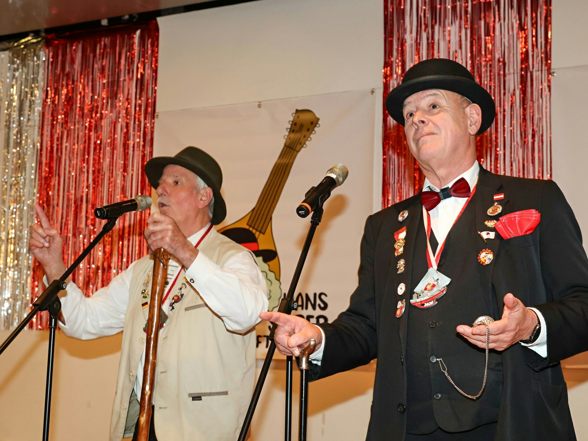 „Der Bauer und der Wiener“ beim Auftritt auf der Bühne.