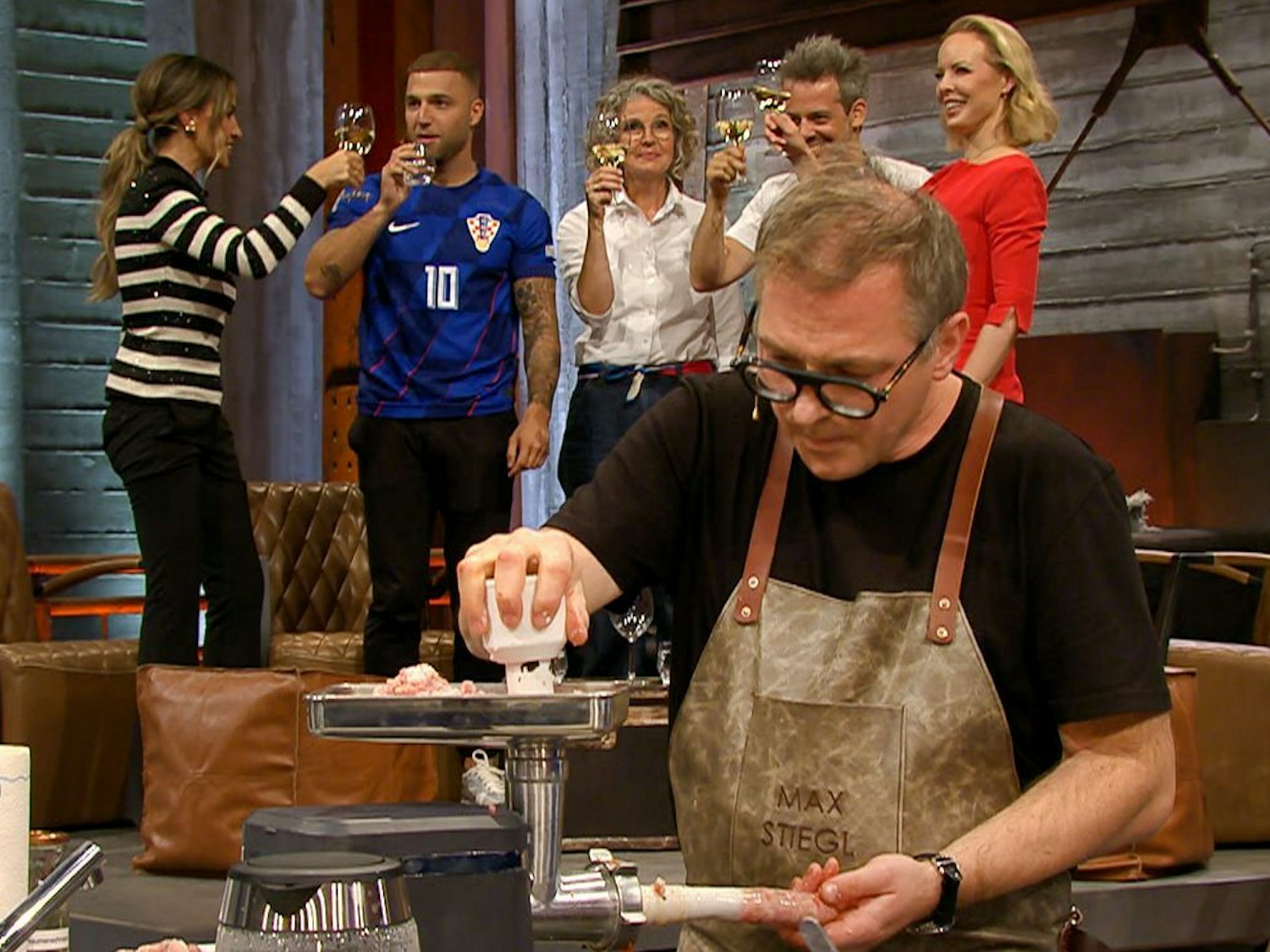 Sternekoch Max Stiegl forderte Henssler für Slowenien zu „Kranjska Klobasa“ heraus, Siedewurst nach Kranj Art mit Ajvar und Kraut. (Bild: RTL)