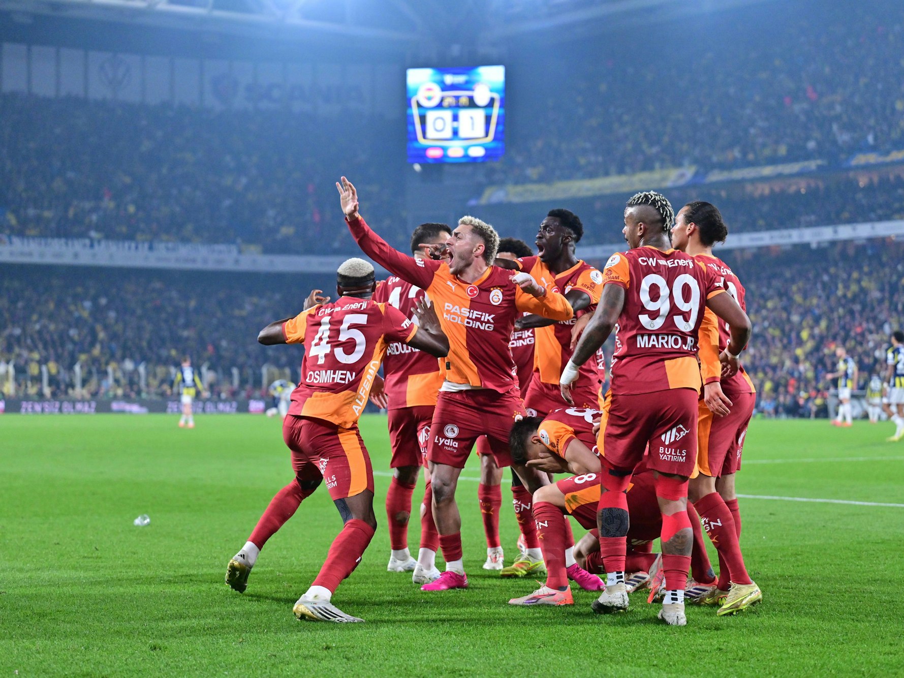 Kazimcan Karatas hält sich nach dem Treffer das Gesicht, seine Mitspieler winken um Hilfe.