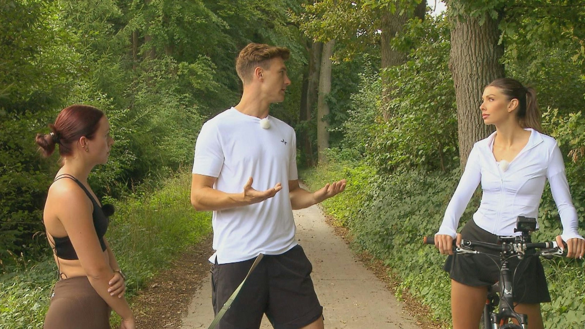 Bei der Joggingrunde nimmt Selina lieber das Rad. (Bild: RTL)