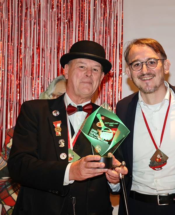 Fabian Rangol zeichnet Leopold Braun und Michael Gülden aus.