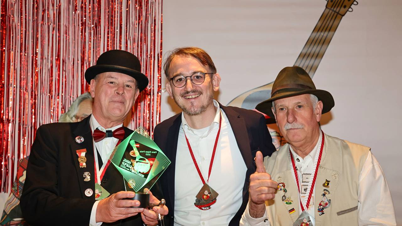 Fabian Rangol zeichnet Leopold Braun und Michael Gülden aus.
