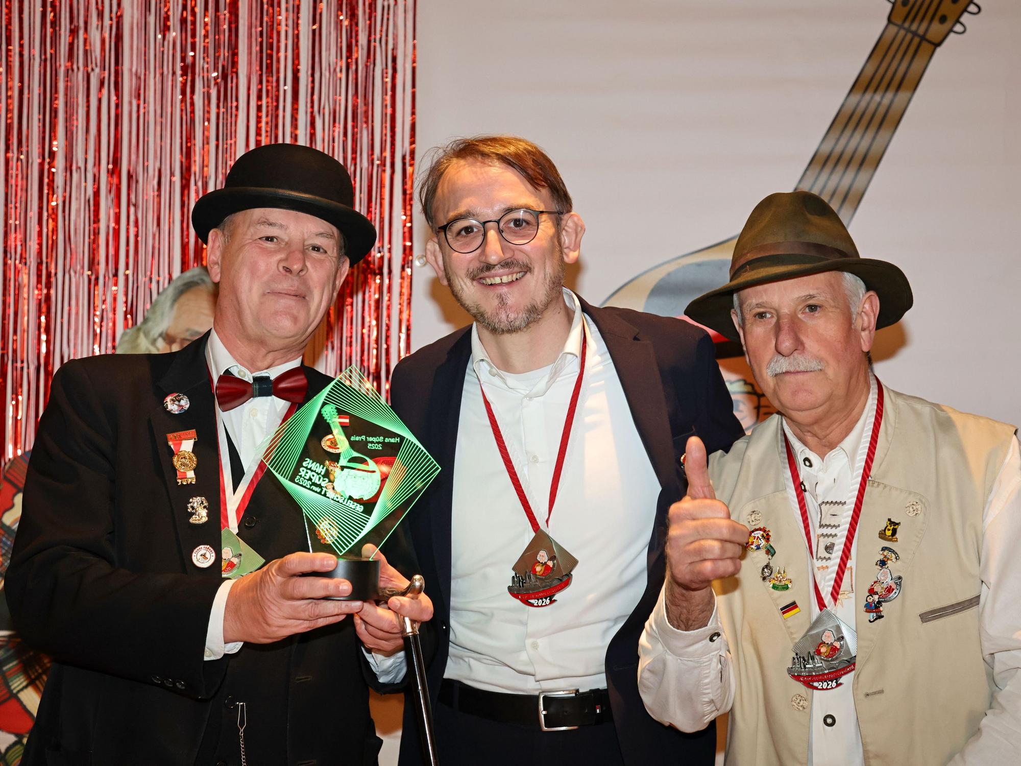 Fabian Rangol zeichnet Leopold Braun und Michael Gülden aus.
