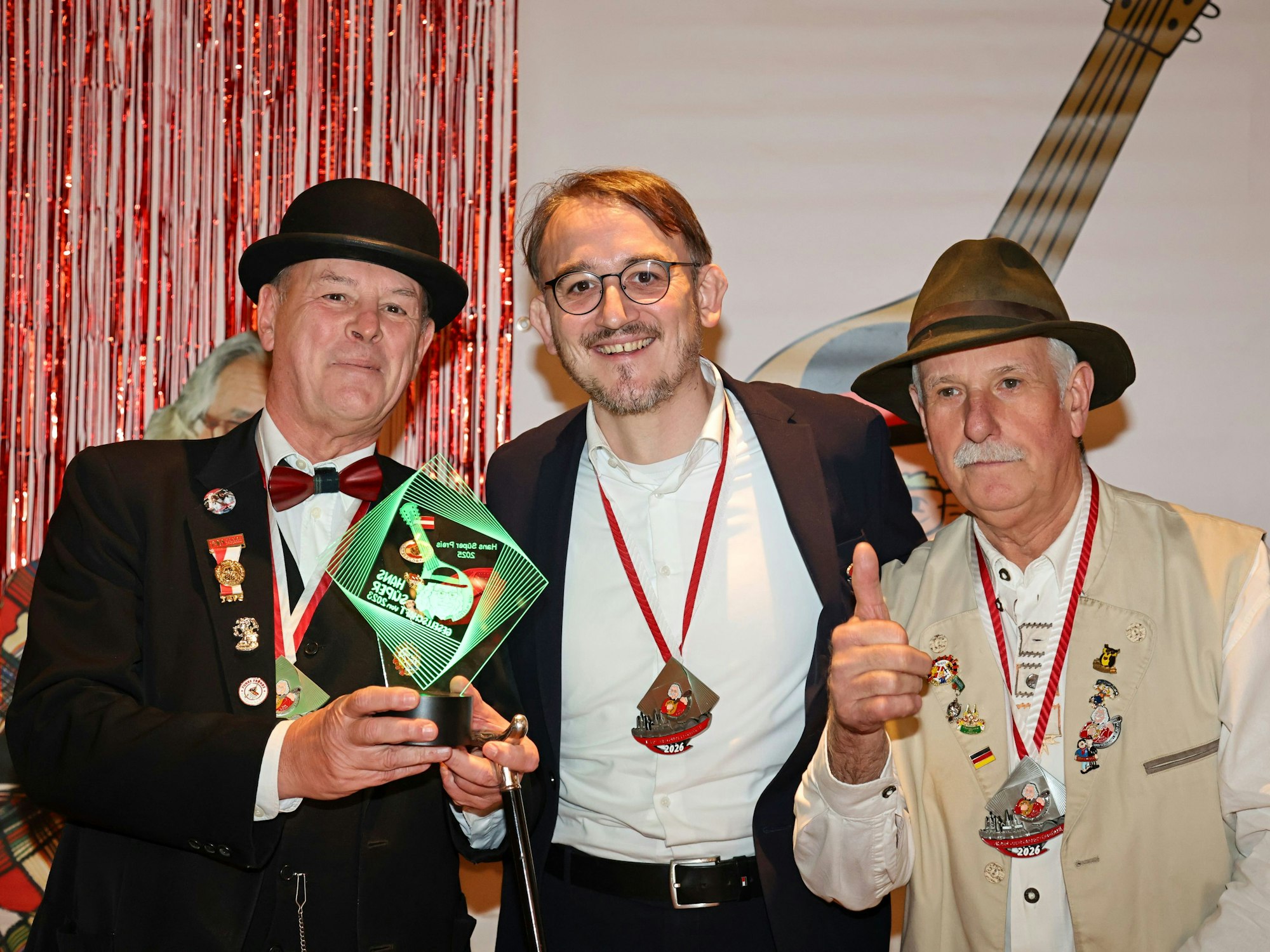 Fabian Rangol zeichnet Leopold Braun und Michael Gülden aus.