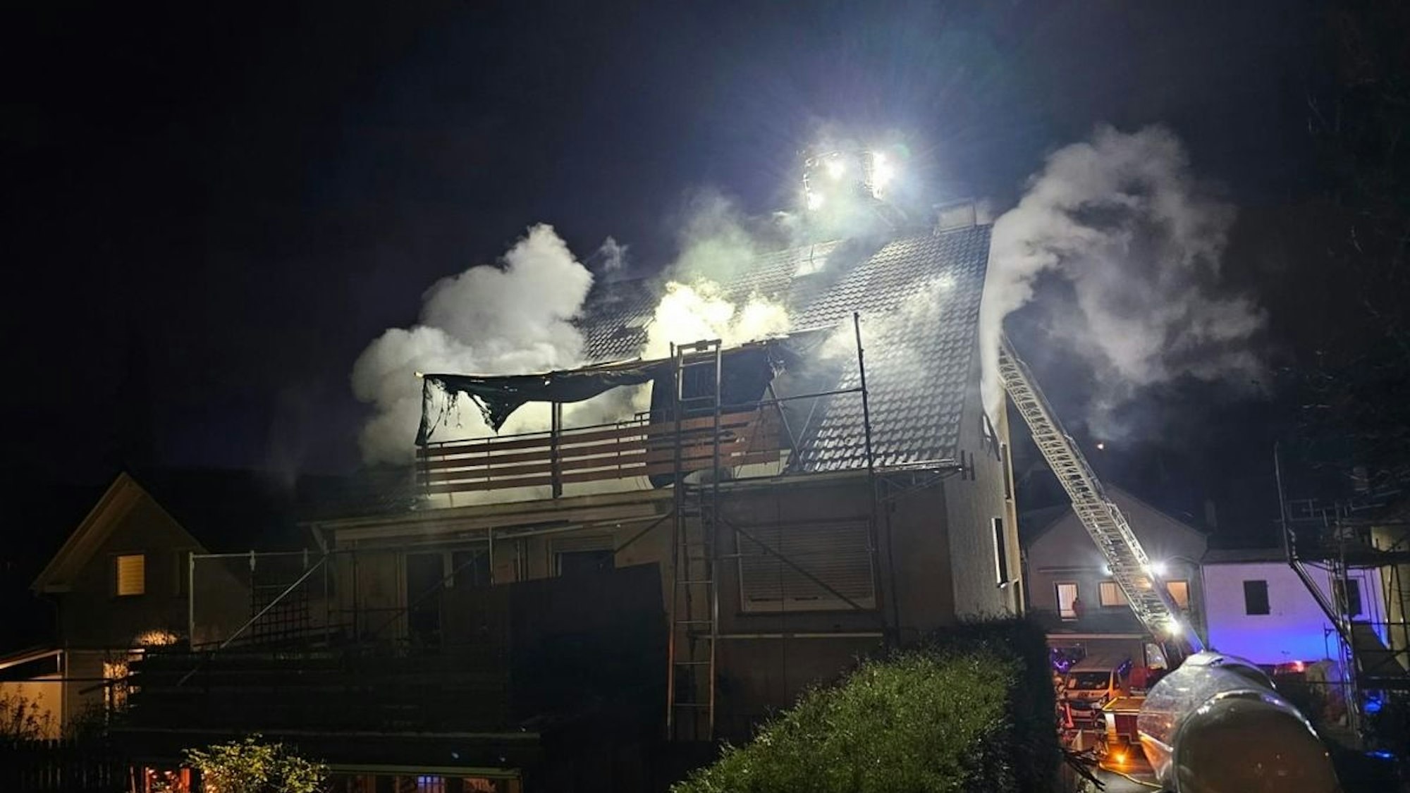 Feuerwehr rettet Person bei Gebäudebrand in Bad Honnef.