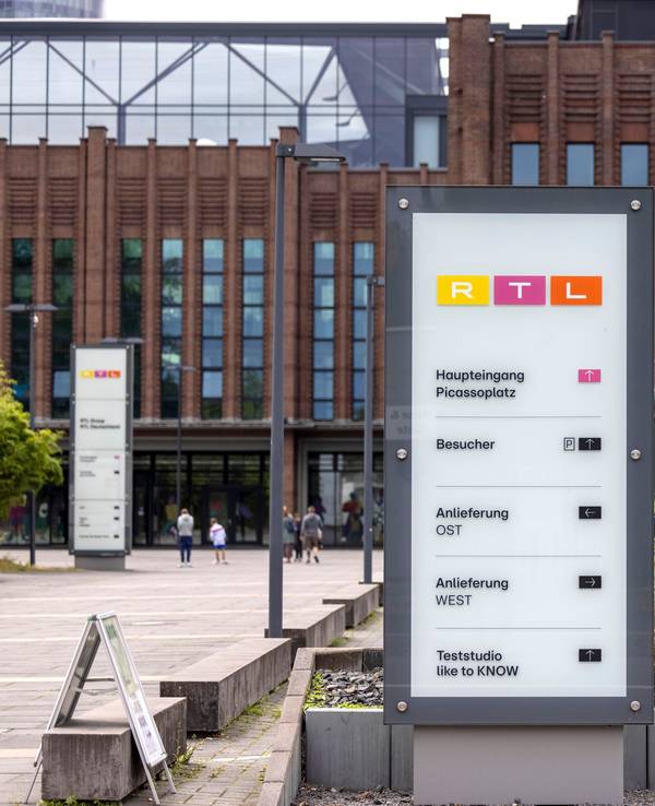 Ein Firmenschild von RTL Deutschland steht vor dem Sendezentrum des privaten Fernsehsenders in Köln-Deutz.