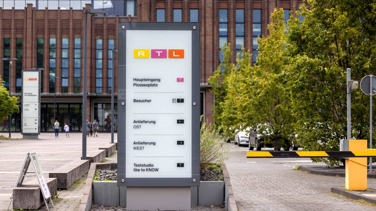 Ein Firmenschild von RTL Deutschland steht vor dem Sendezentrum des privaten Fernsehsenders in Köln-Deutz.