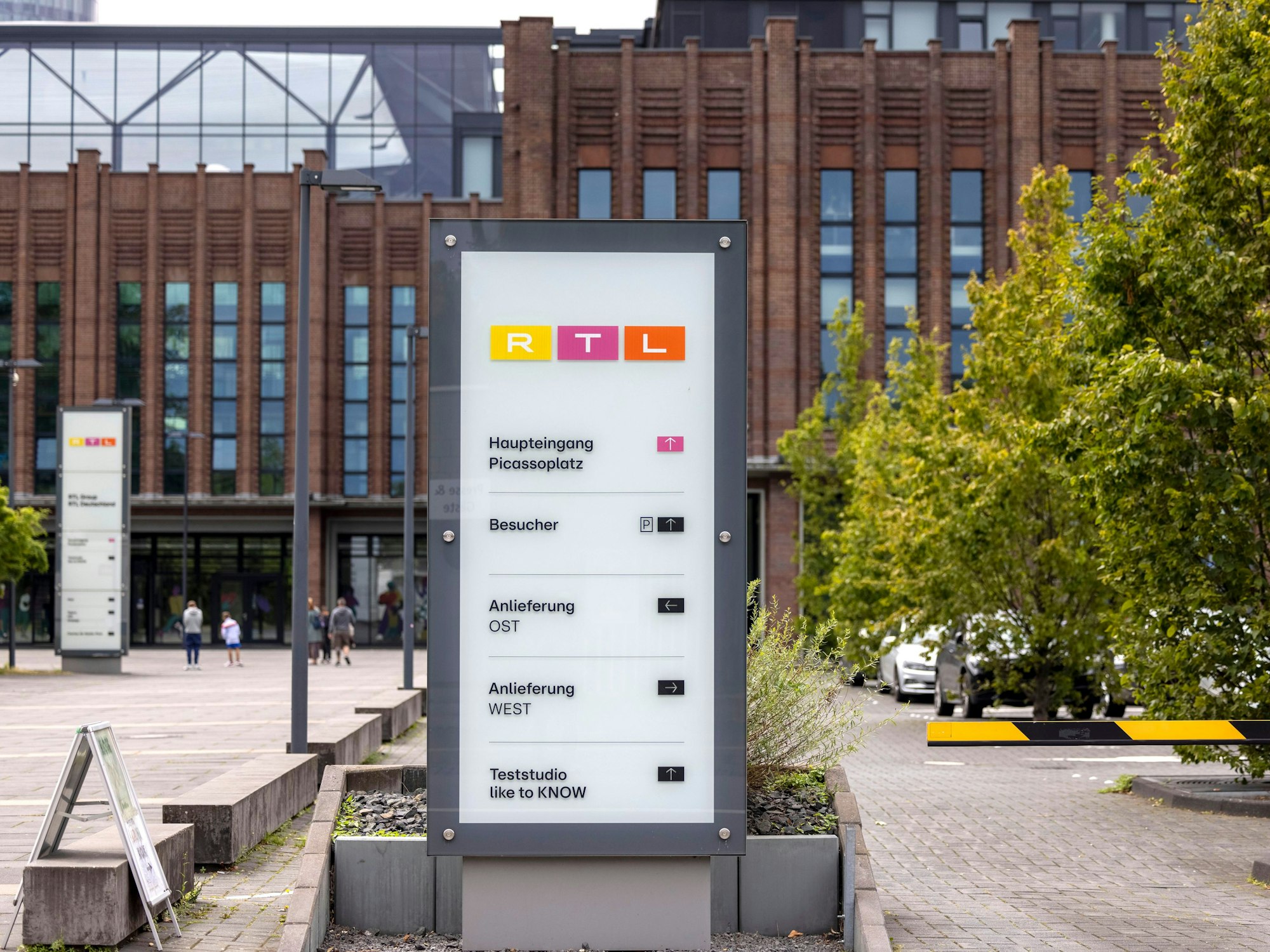 Ein Firmenschild von RTL Deutschland steht vor dem Sendezentrum des privaten Fernsehsenders in Köln-Deutz.