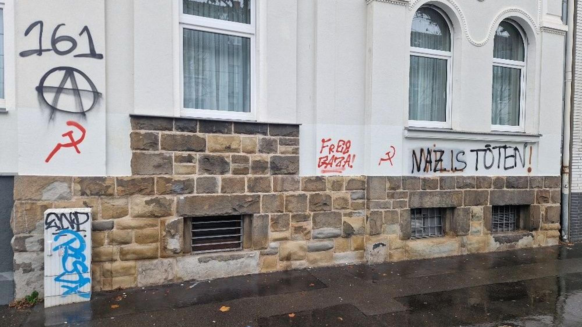Auch dieses Wohnhaus in Lindenthal wurde beschmiert.