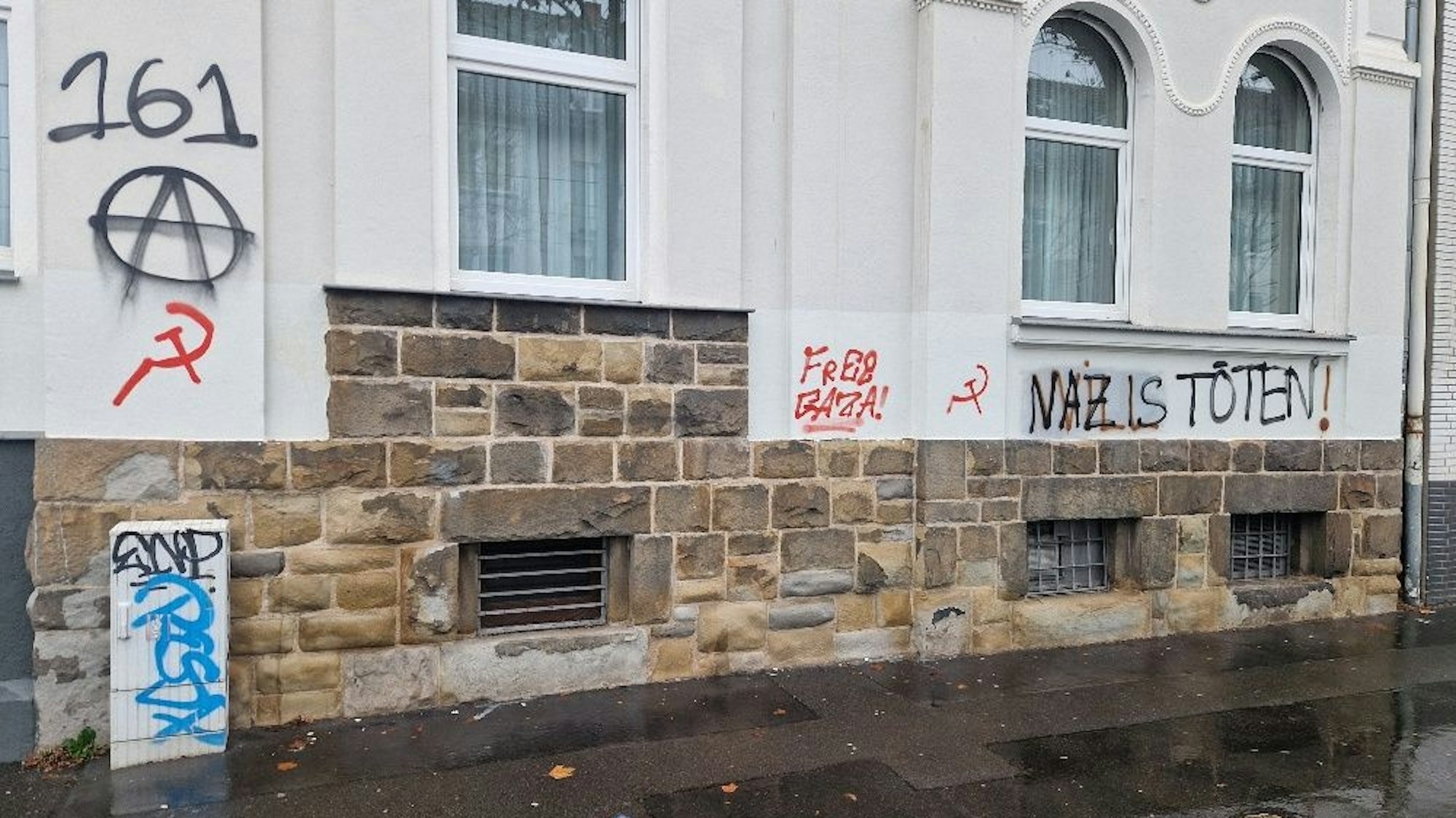 Auch dieses Wohnhaus in Lindenthal wurde beschmiert.