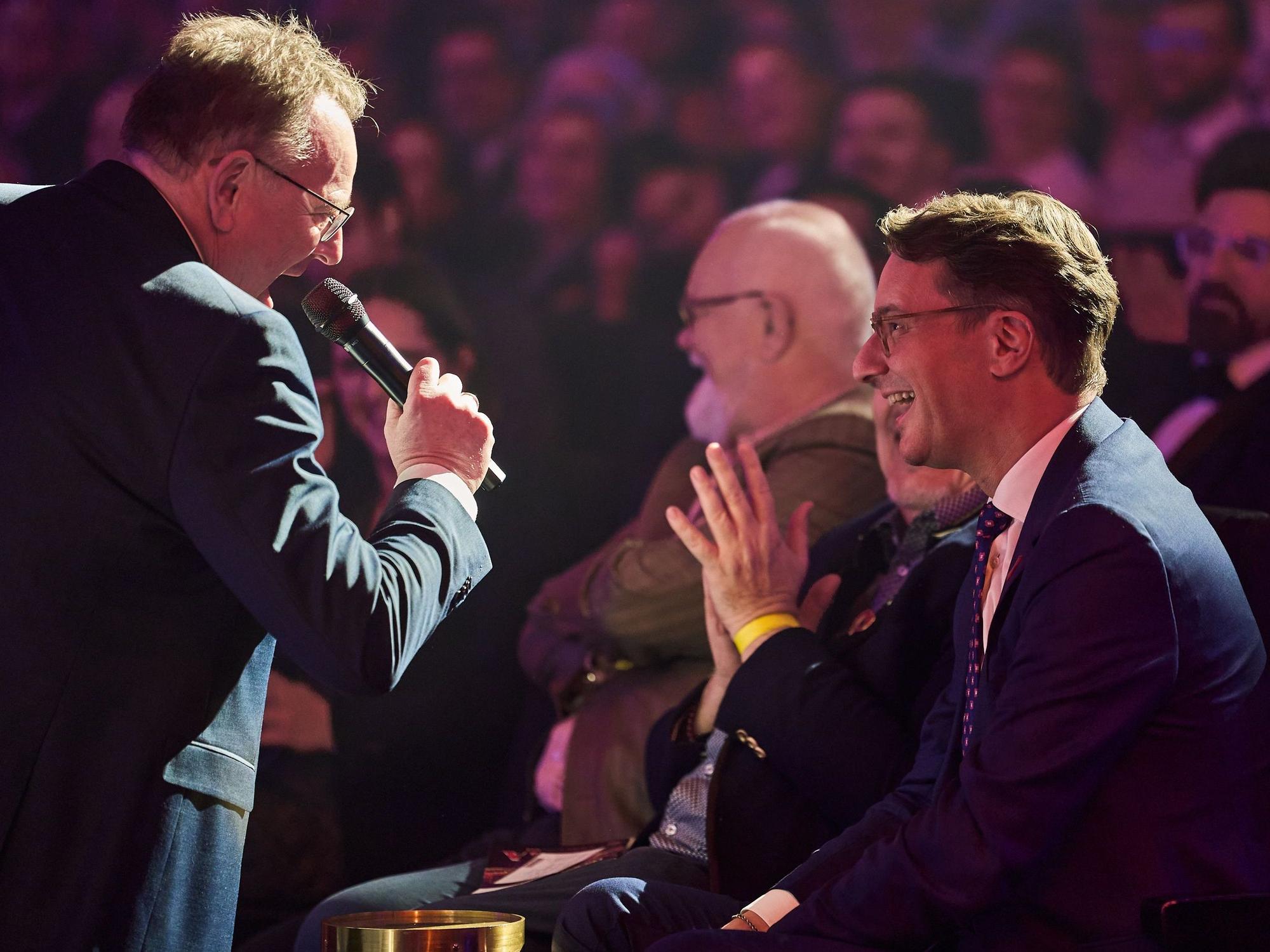 Torsten Burmester spricht mit Hendrik Wüst.