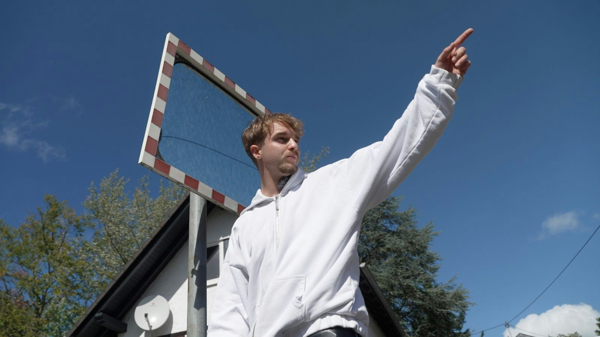 Tim (20) ist seit sechs Monaten ehrenamtlicher Oberbürgermeister seines kleinen Heimatdorfs Eckenroth. (Bild: ZDF/Johannes Meier)