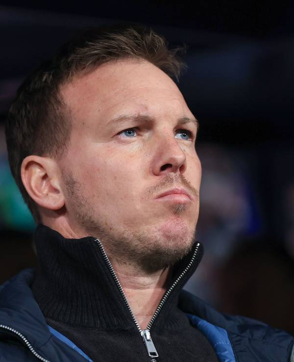Bundestrainer Julian Nagelsmann steht an der Seitenlinie.