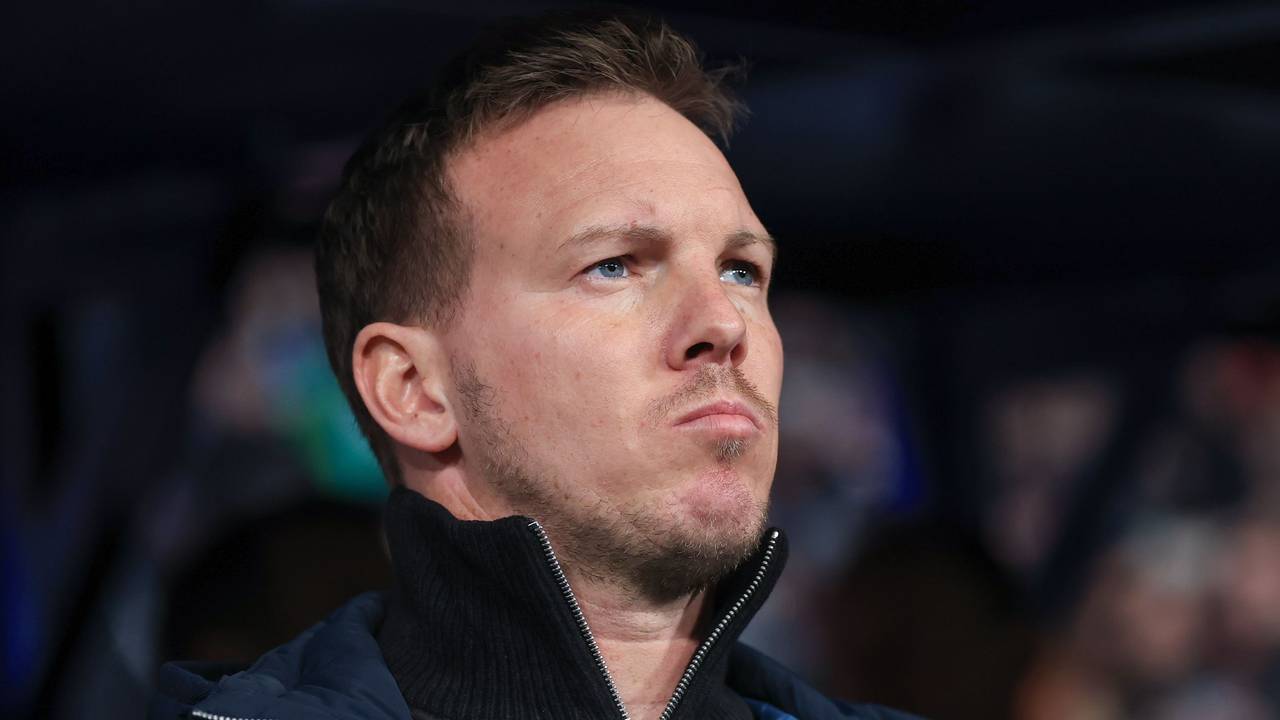 Bundestrainer Julian Nagelsmann steht an der Seitenlinie.
