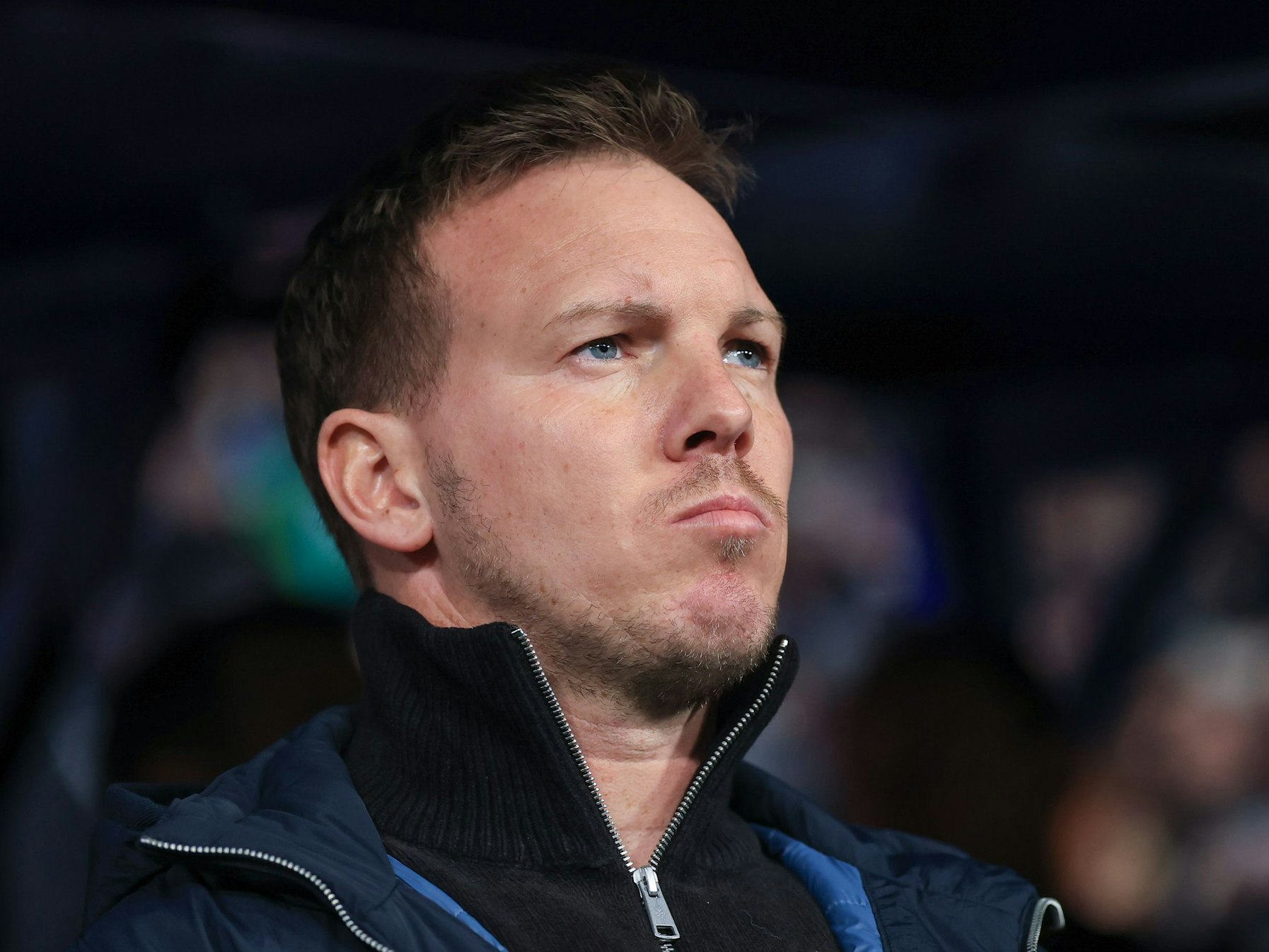 Bundestrainer Julian Nagelsmann steht an der Seitenlinie.