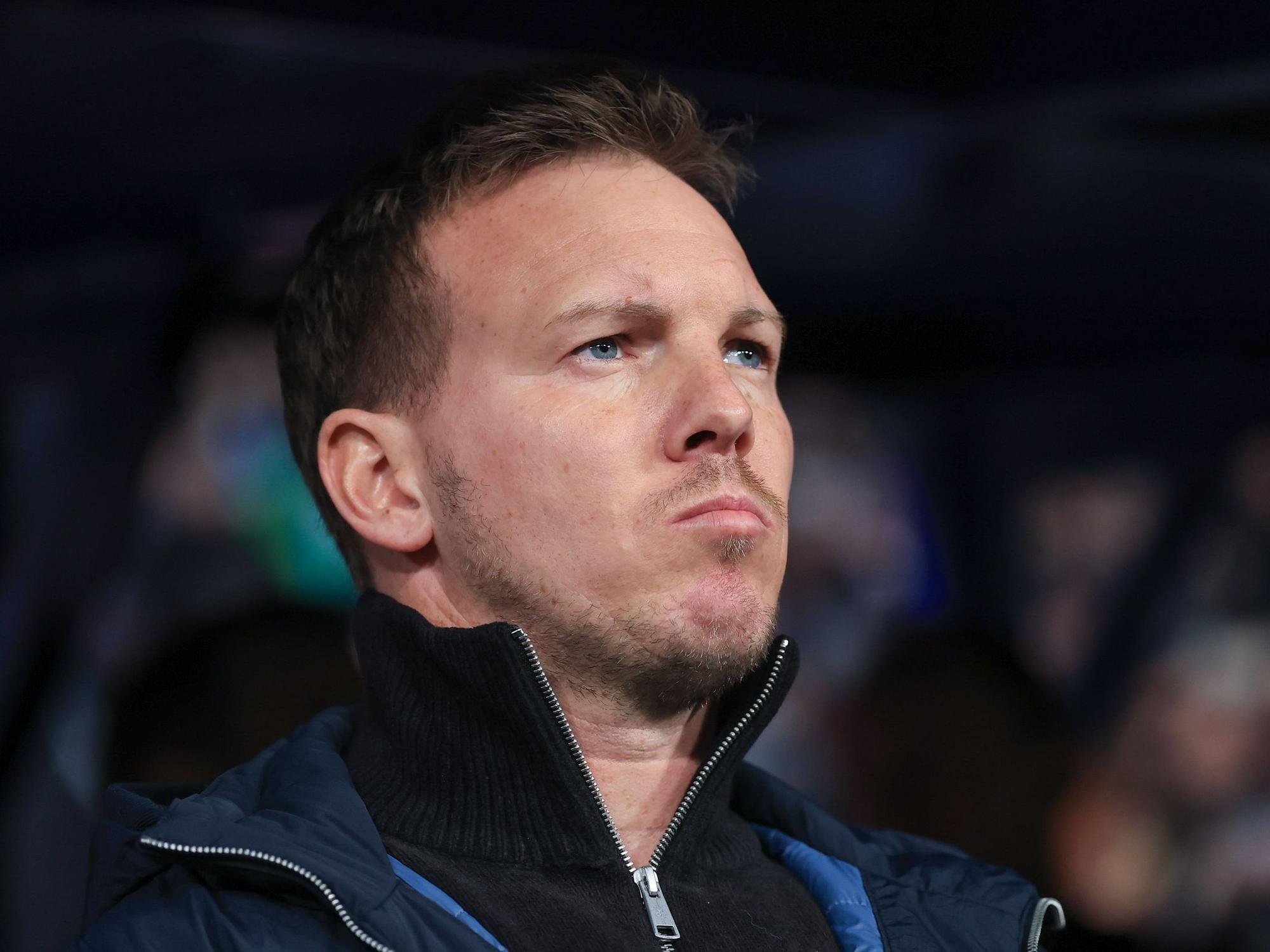 Bundestrainer Julian Nagelsmann steht an der Seitenlinie.