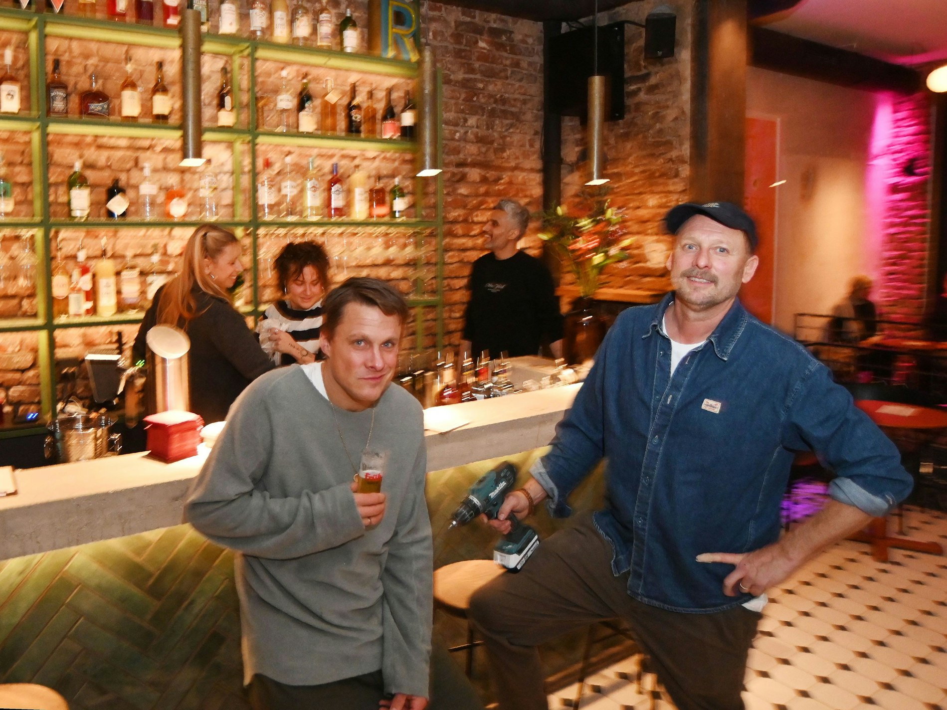 Die Betreiber Philipp Treudt (l.) und Marco Martins in ihrer neuen Barlocation „Reisebüro“ in der Kyffhäuserstraße, die man für private Events mieten kann.