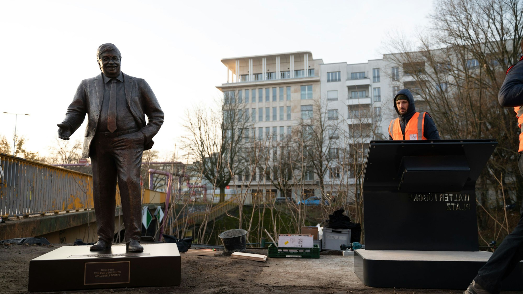 Vor dem Konrad-Adenauer-Haus baut das Zentrum für Politische Schönheit eine Aktion auf. Aktivisten haben eine Statue von Walter Lübcke aufgestellt.