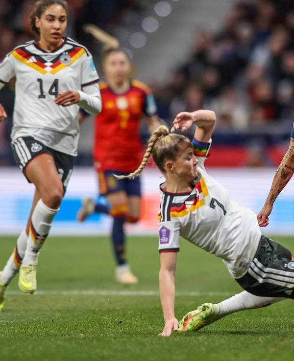 Giulia Gwinn (l.) und Jennifer Hermoso im Zweikampf um den Ball.